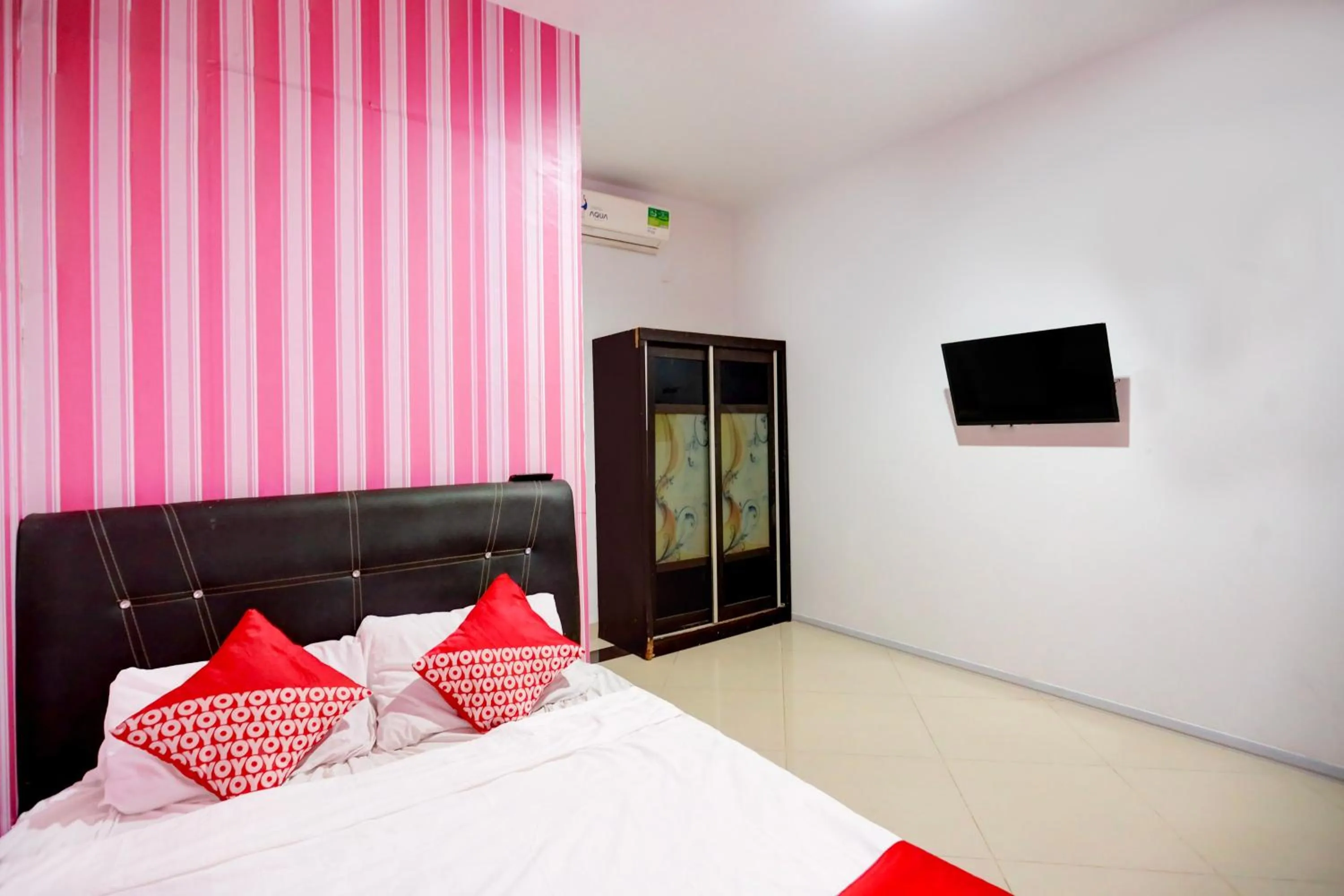 Bedroom, Bed in Hotel O Happy 777