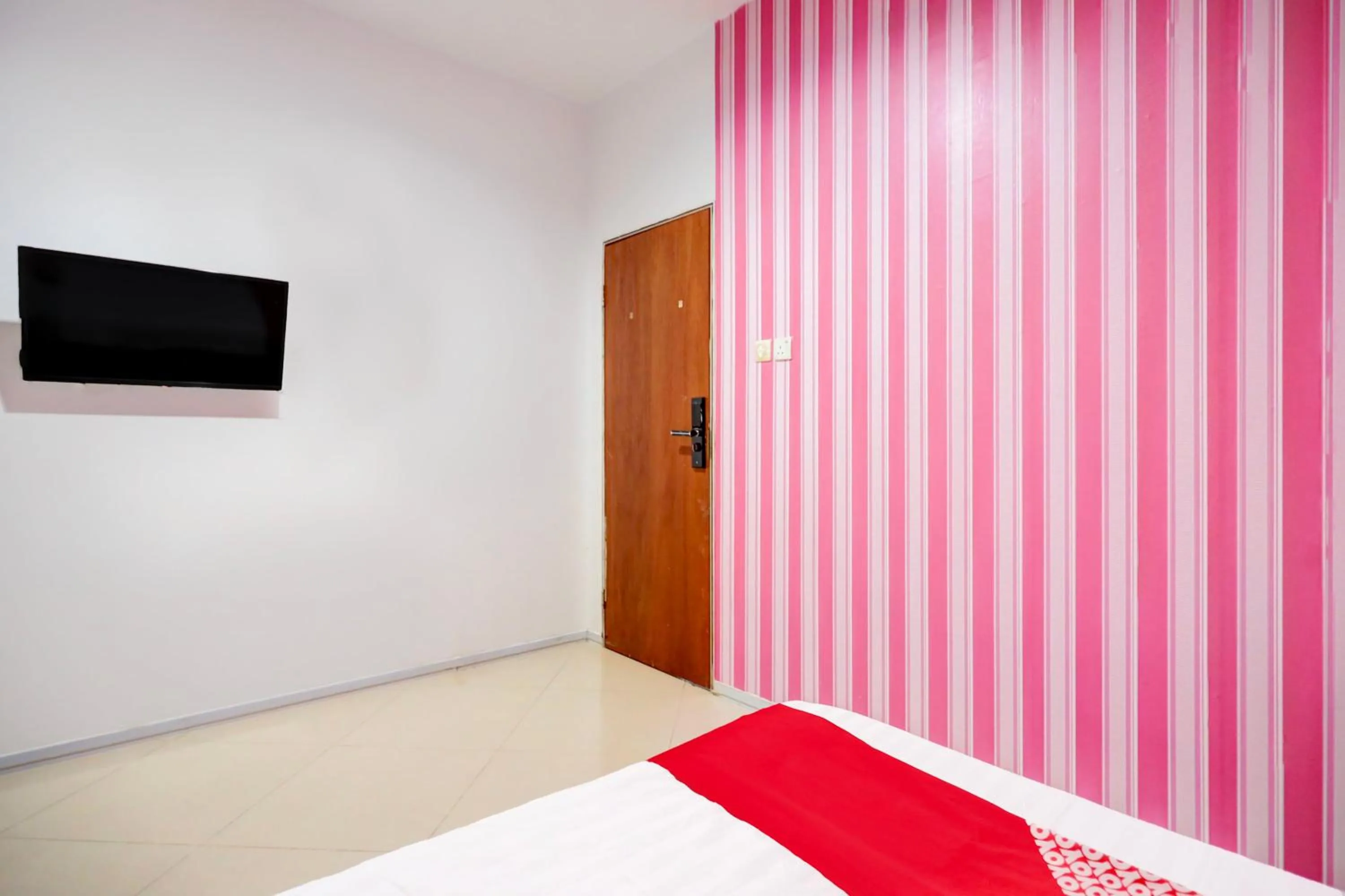 Bedroom, Bed in Hotel O Happy 777