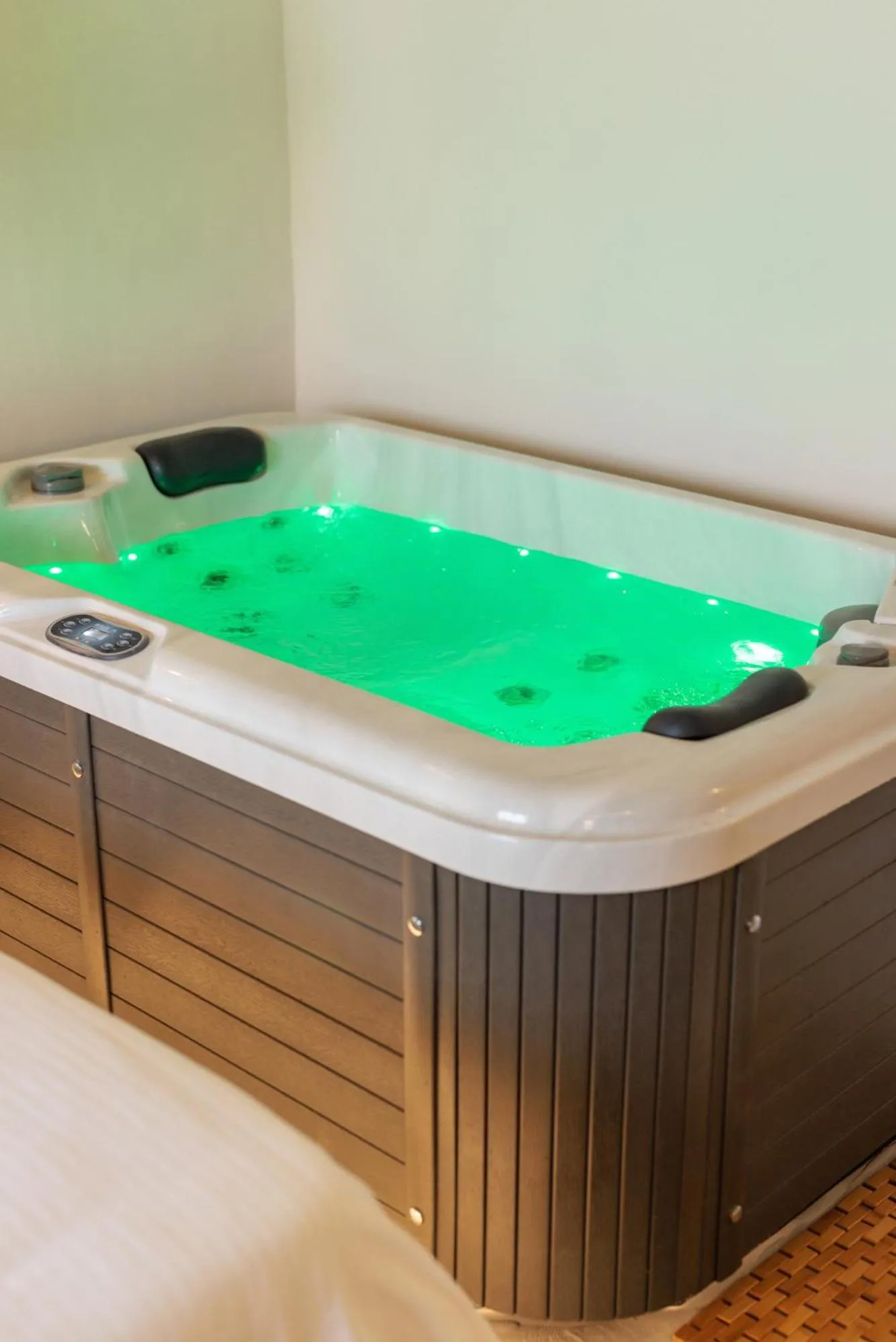 Hot Tub in Marabou Unique Stay