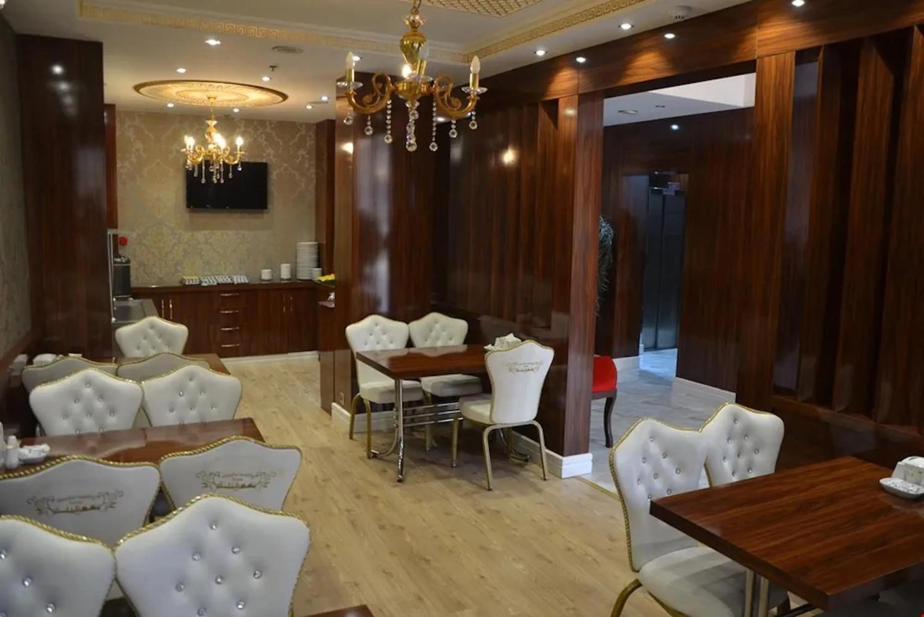 TV and multimedia in Sahra Airport Hotel