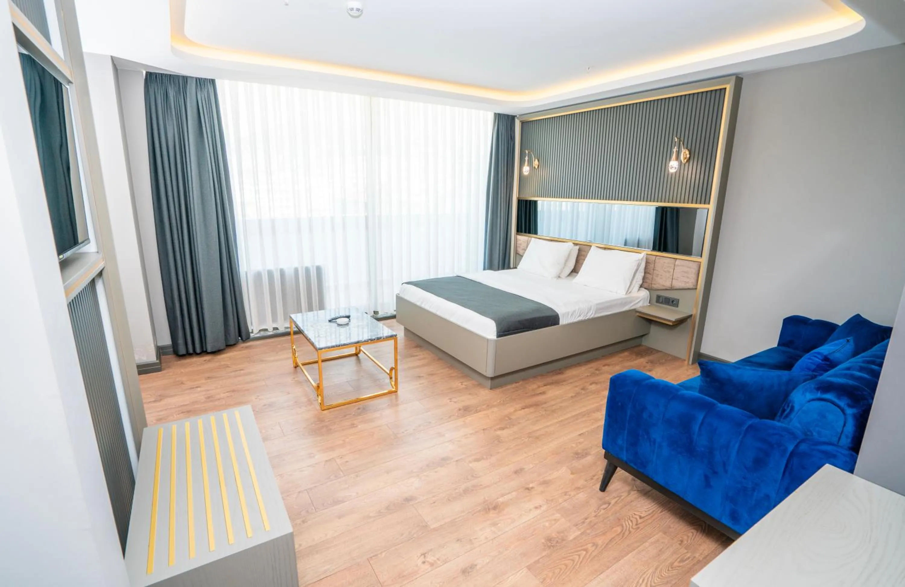 Bedroom, Bed in 216 Ruby Suite