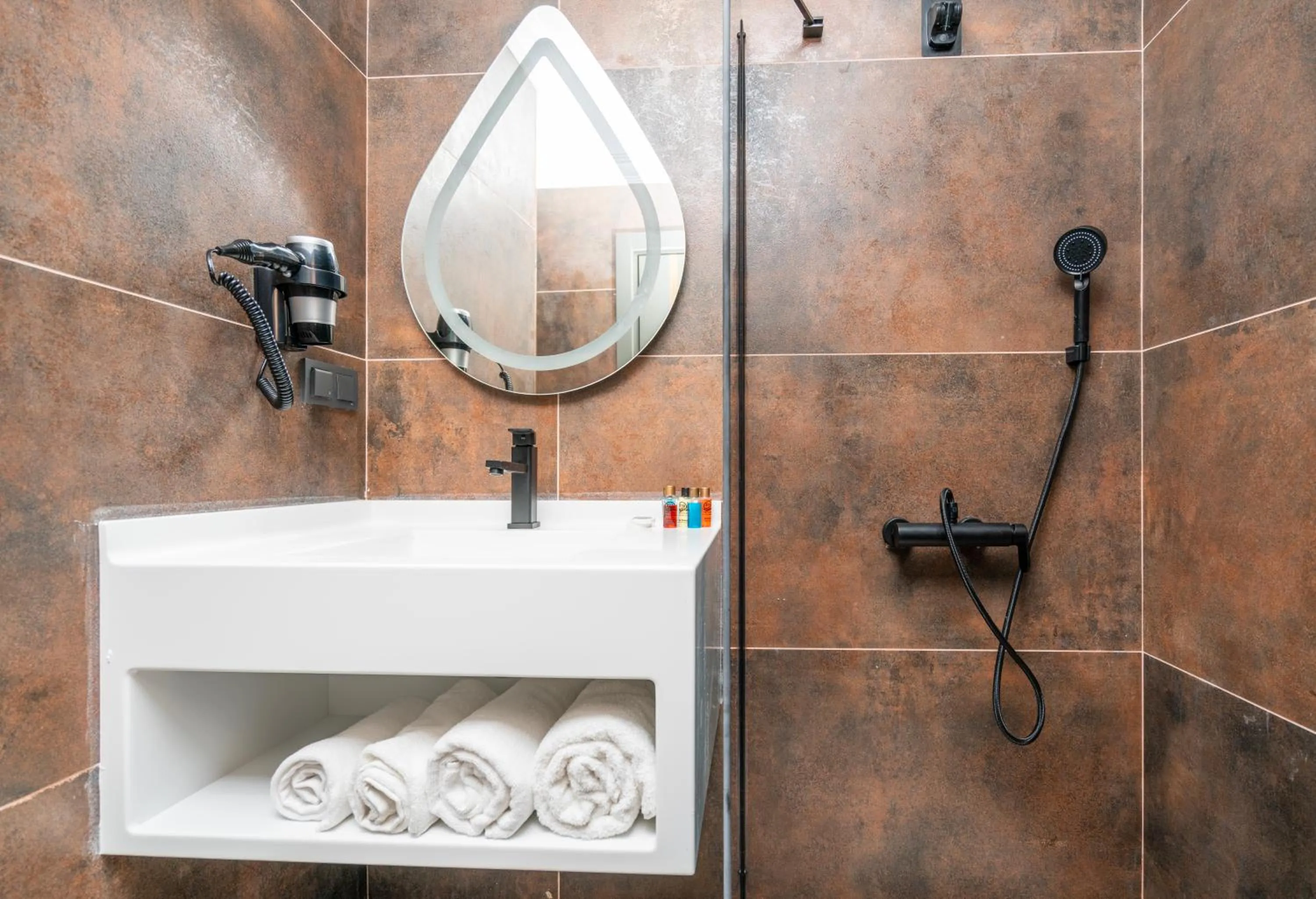 Shower in 216 Ruby Suite