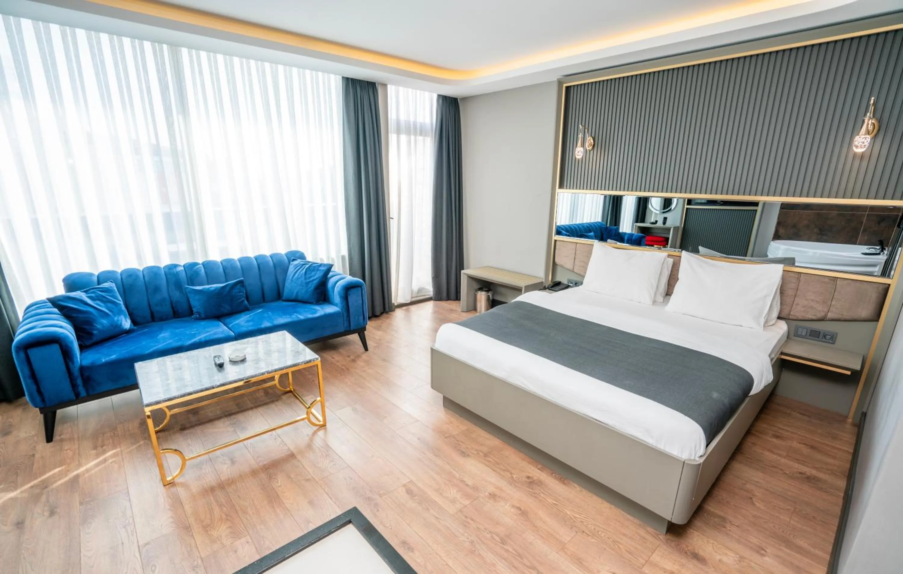 Bedroom, Bed in 216 Ruby Suite