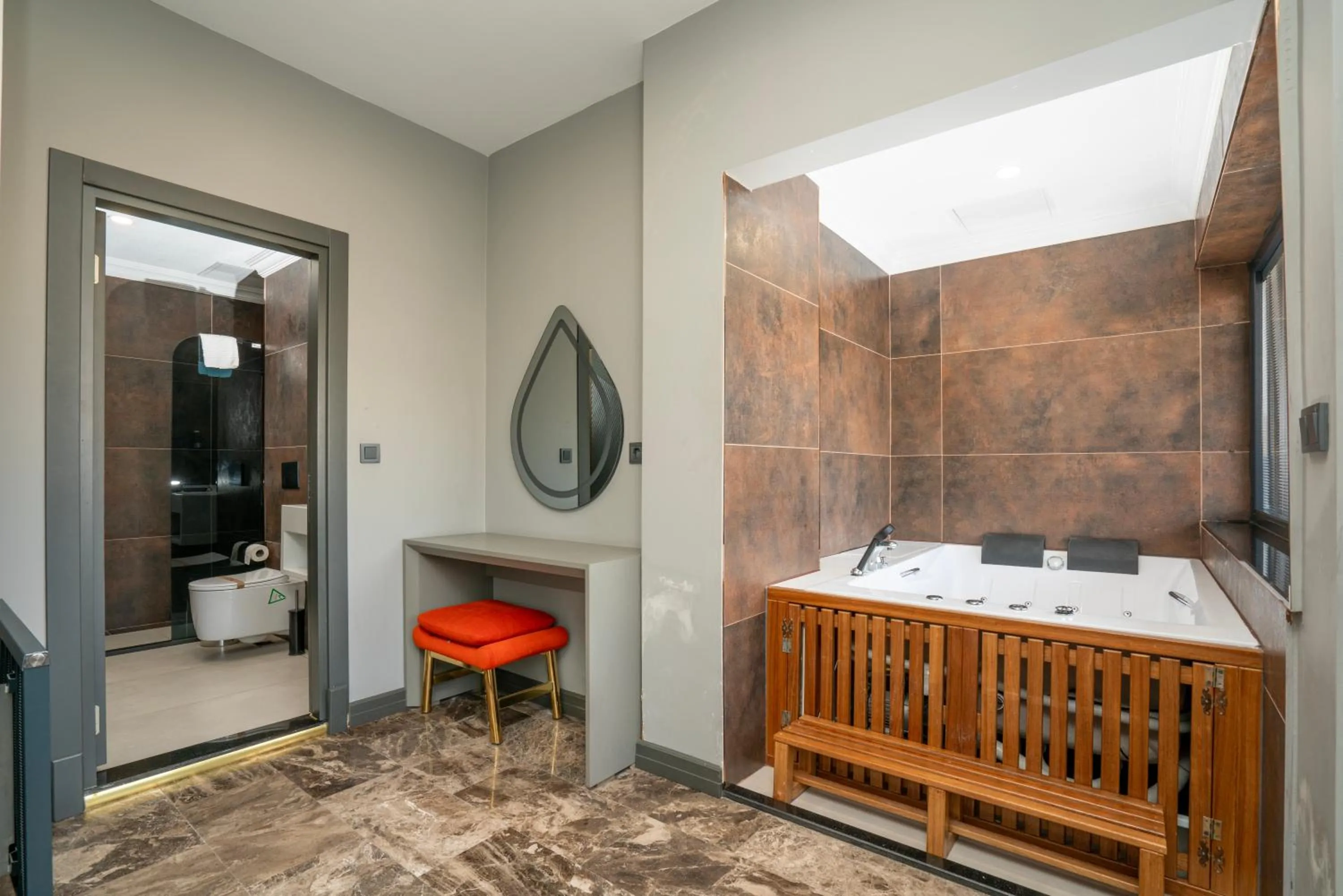 Bath, Bed in 216 Ruby Suite