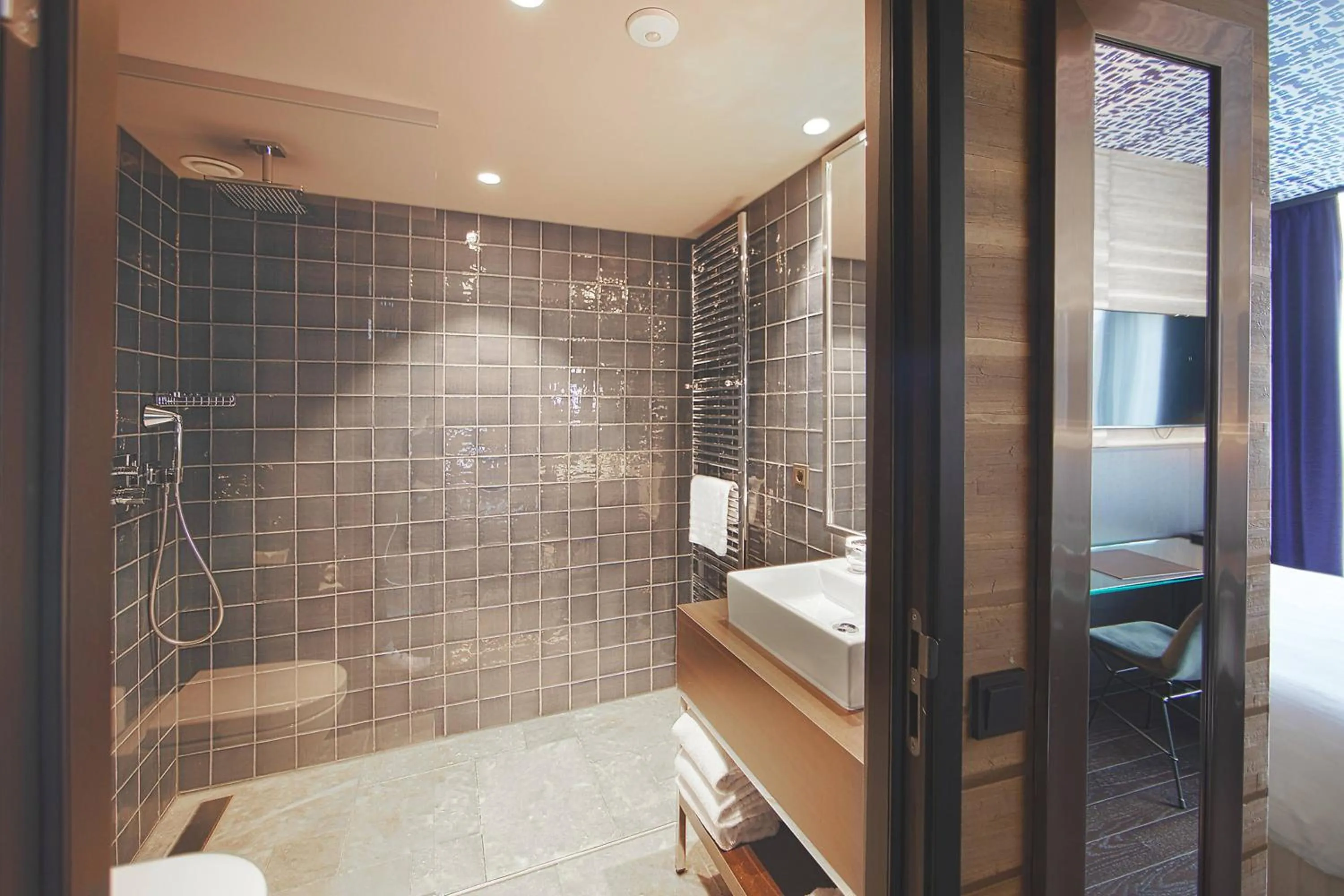 Bathroom in Apollo Hotel Amsterdam, a Tribute Portfolio Hotel