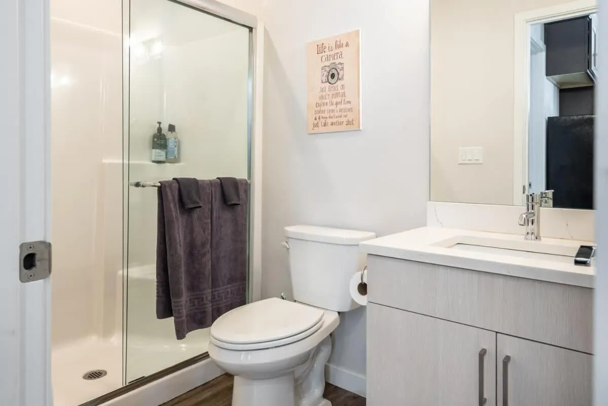 Walkable Apt Next to Restaurants, Bars, and Shops!