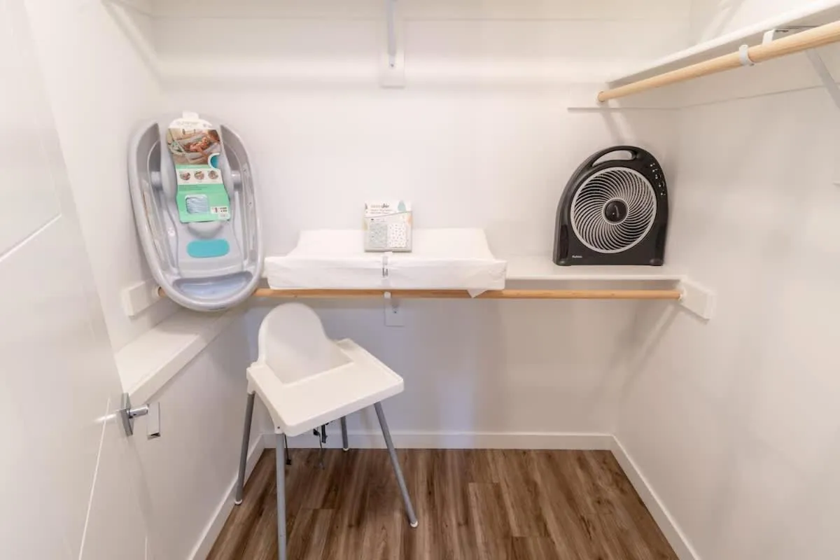 Walkable Apt Next to Restaurants, Bars, and Shops!