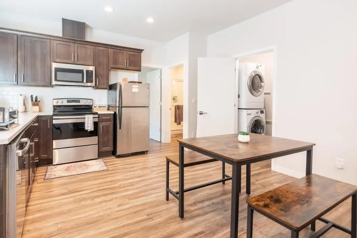 Walkable Apt Next to Restaurants, Bars, and Shops!