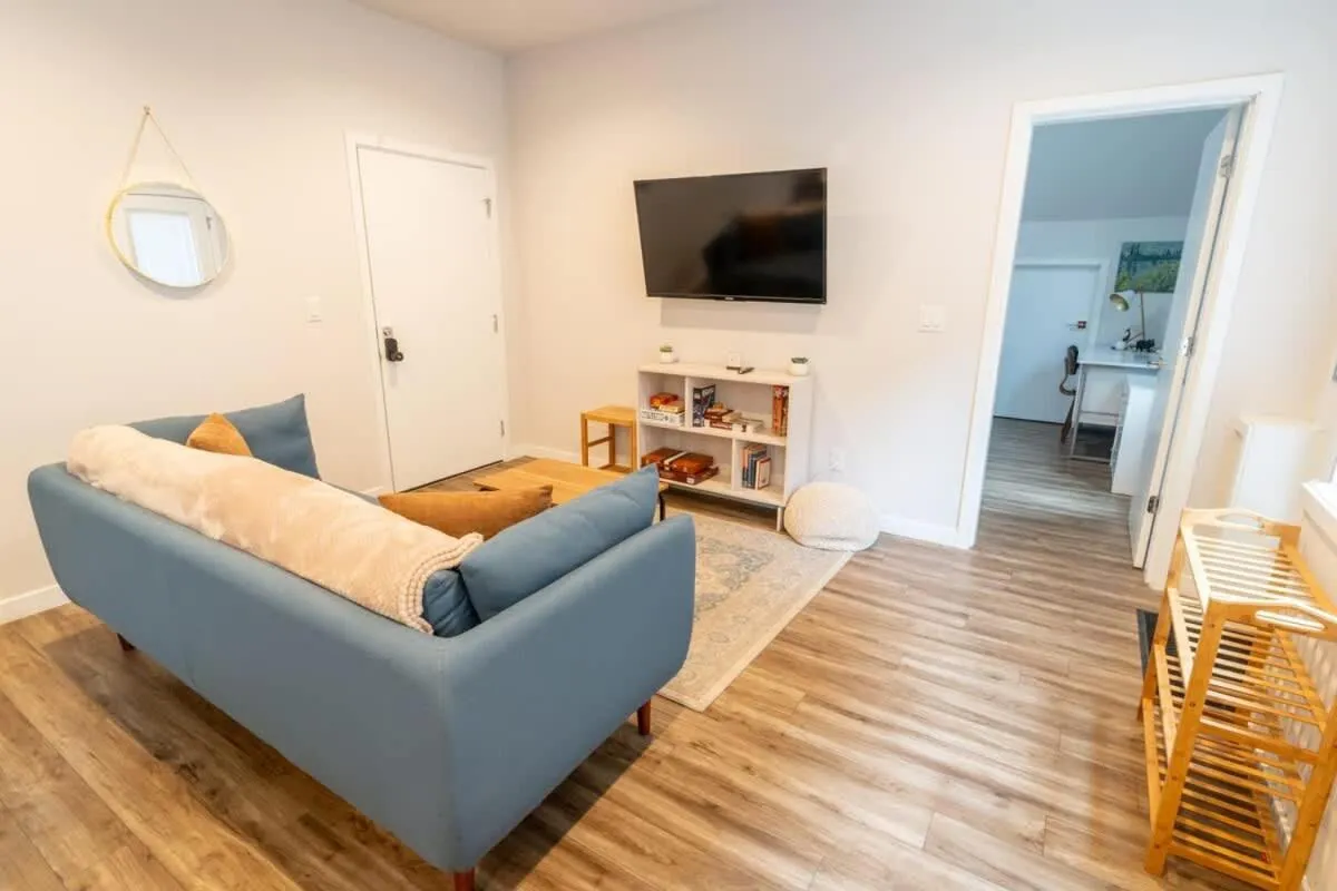 Walkable Apt Next to Restaurants, Bars, and Shops!