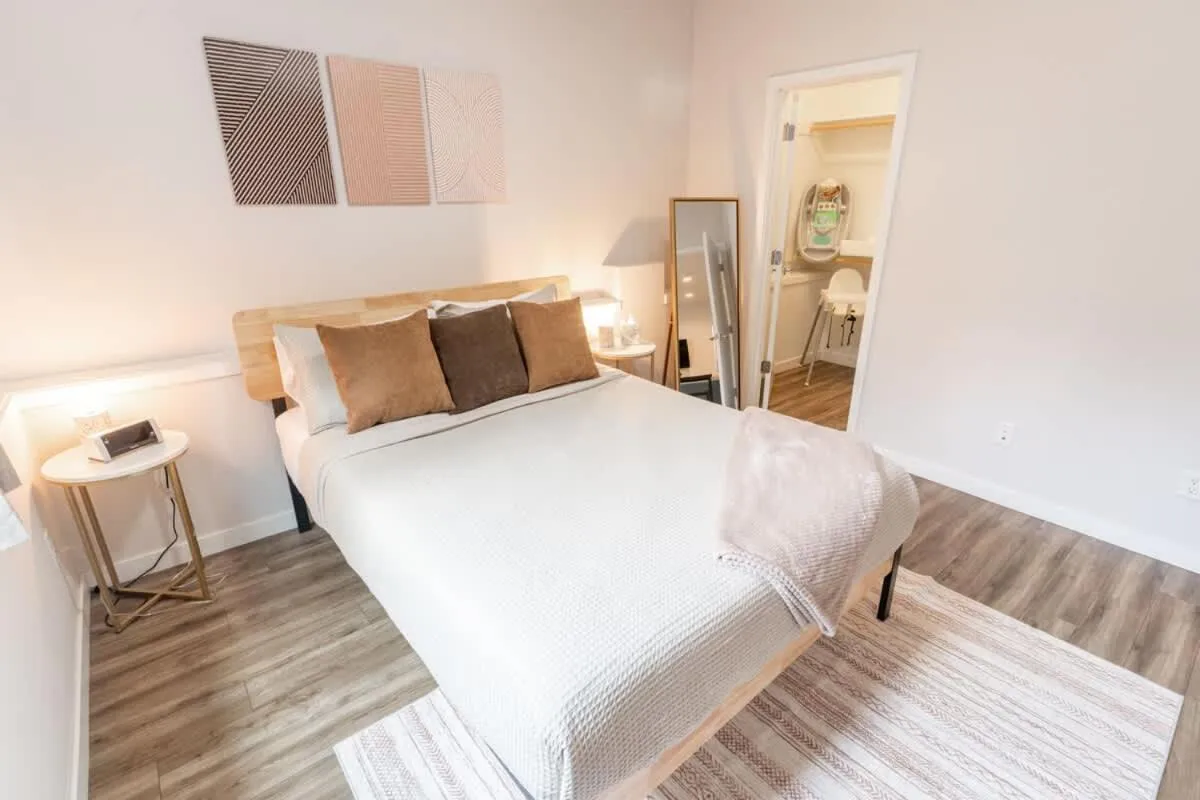 Bed in Walkable Apt Next to Restaurants, Bars, and Shops!