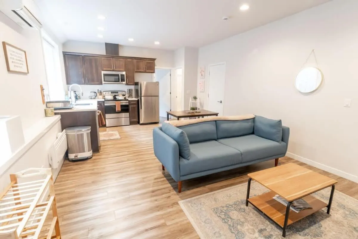 Walkable Apt Next to Restaurants, Bars, and Shops!