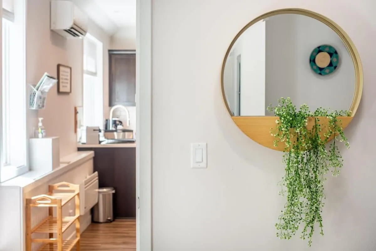 Walkable Apt Next to Restaurants, Bars, and Shops!