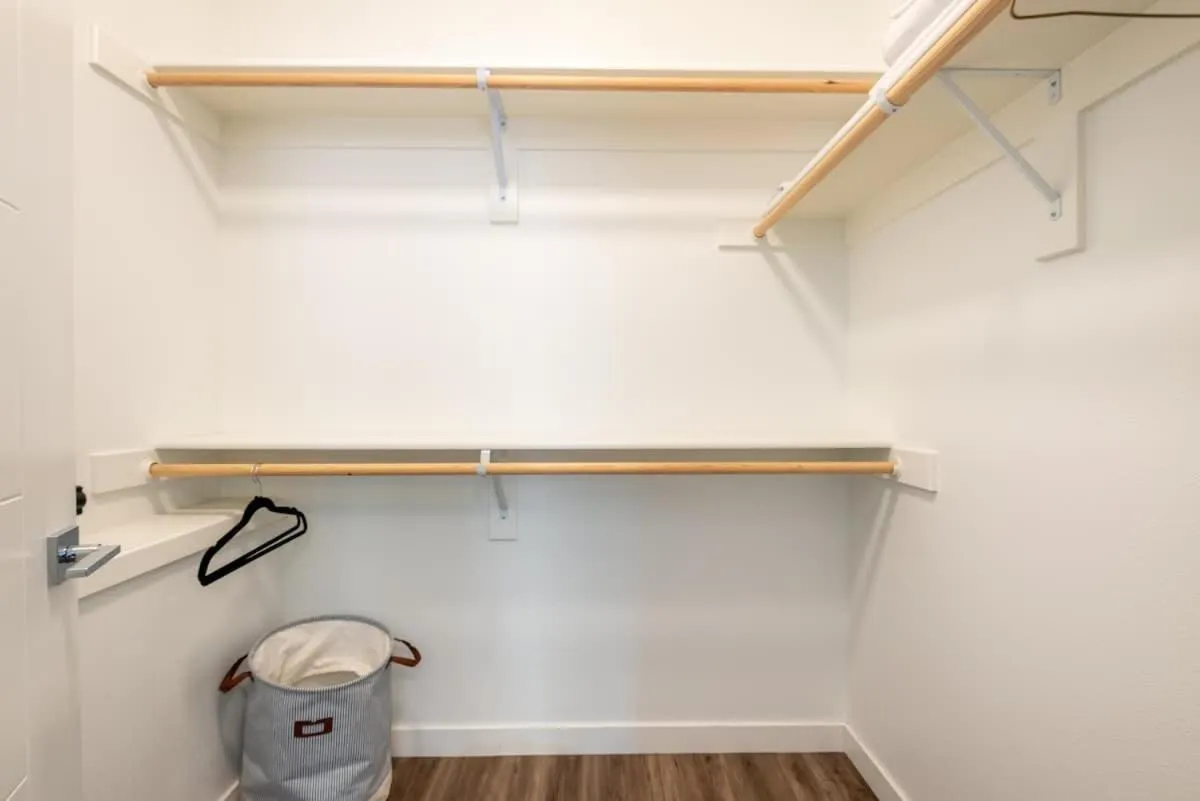 Walkable Apt Next to Restaurants, Bars, and Shops!