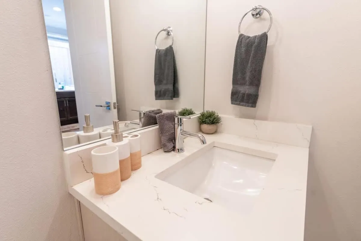 Walkable Apt Next to Restaurants, Bars, and Shops!