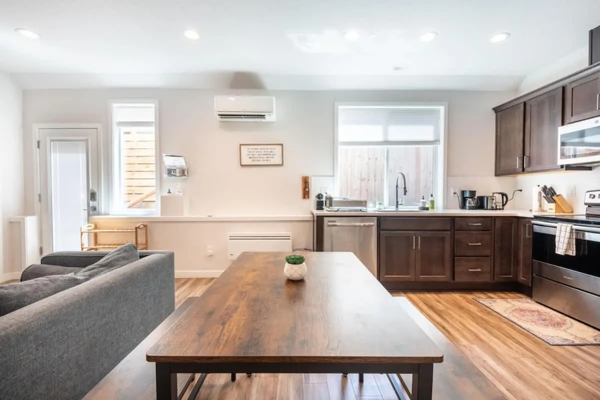 Walkable Apt Next to Restaurants, Bars, and Shops!