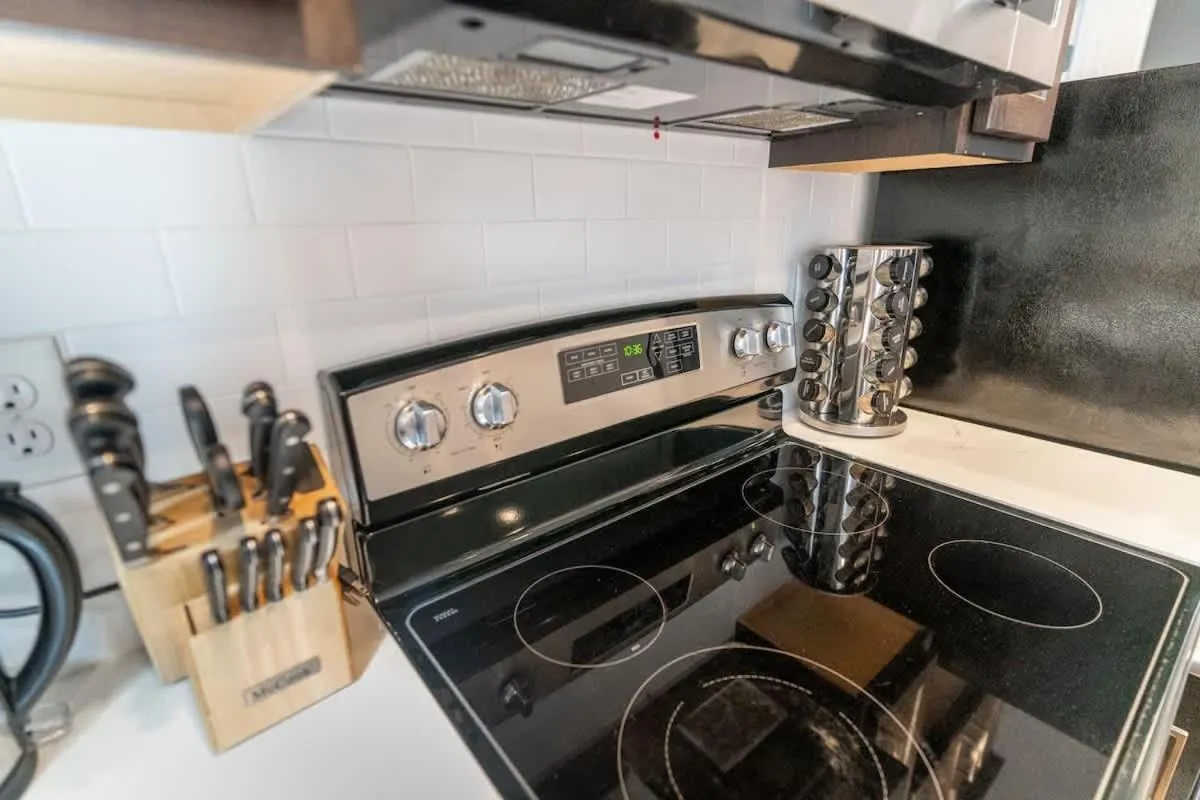 Walkable Apt Next to Restaurants, Bars, and Shops!