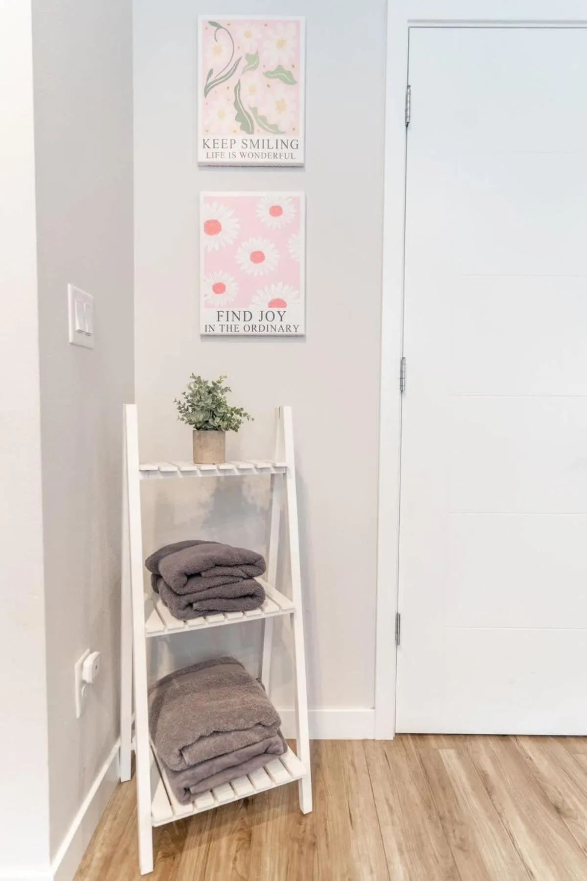 Walkable Apt Next to Restaurants, Bars, and Shops!