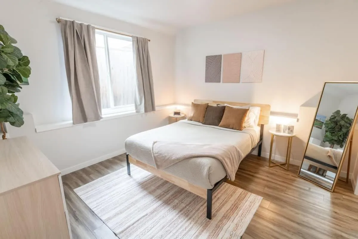 Bed in Walkable Apt Next to Restaurants, Bars, and Shops!