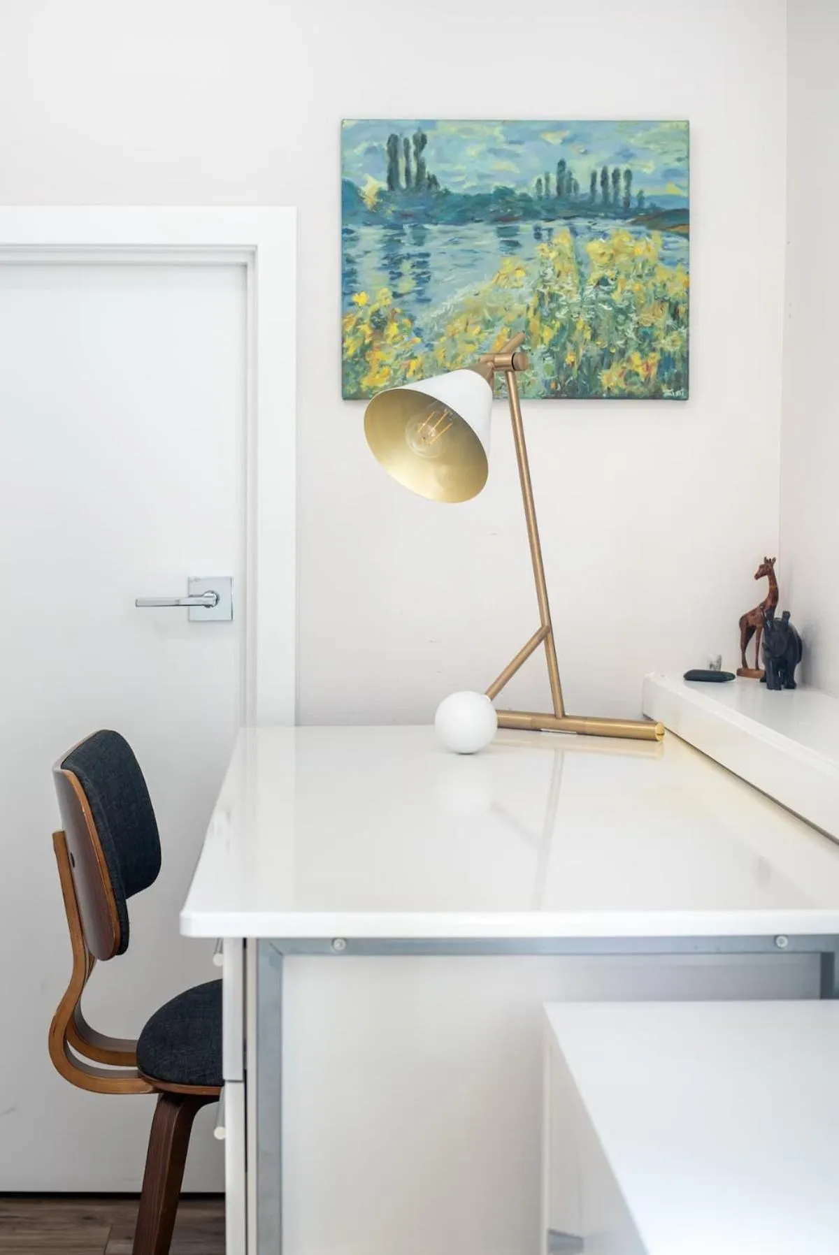 Walkable Apt Next to Restaurants, Bars, and Shops!