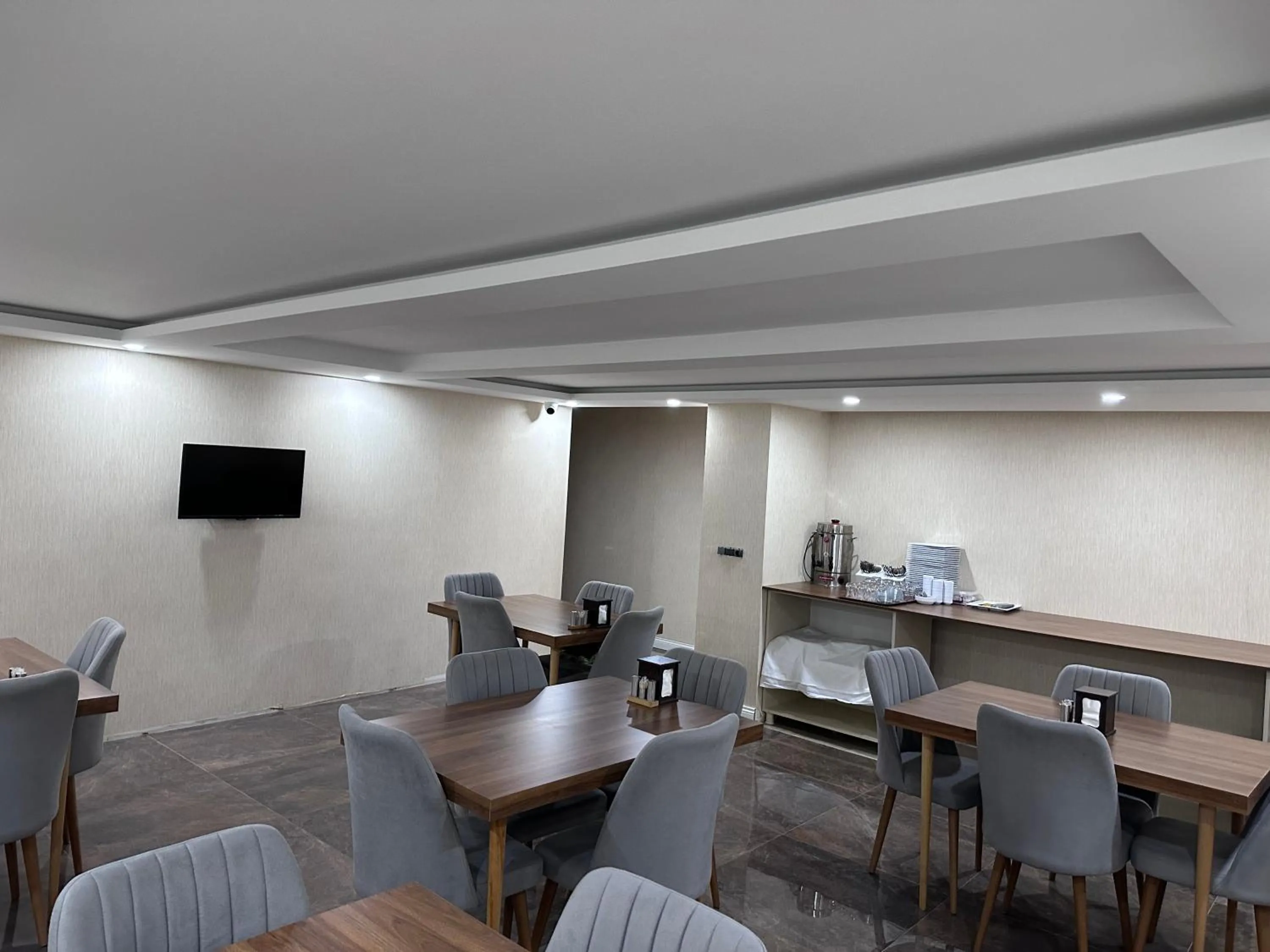 Restaurant/places to eat in STAR SUIT HOTEL