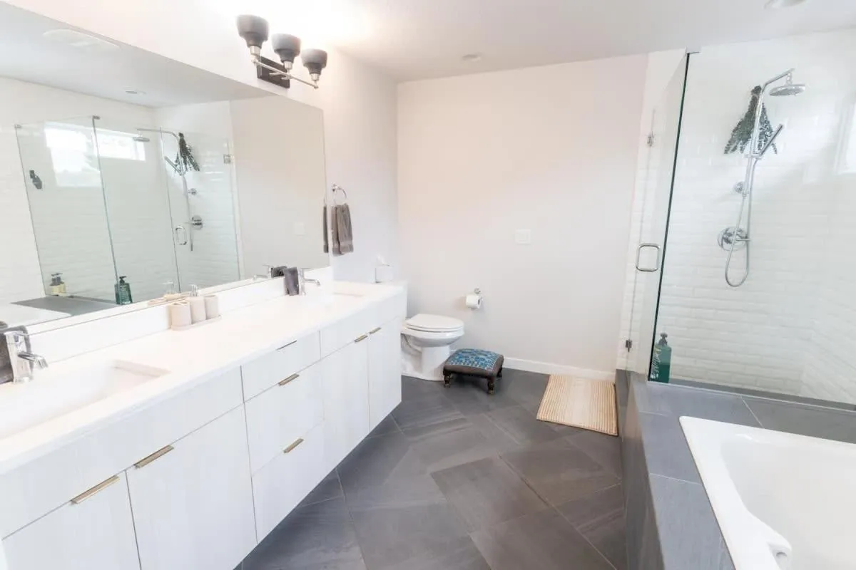 Comfy Family Home, Walkable Neighborhood + Patio!