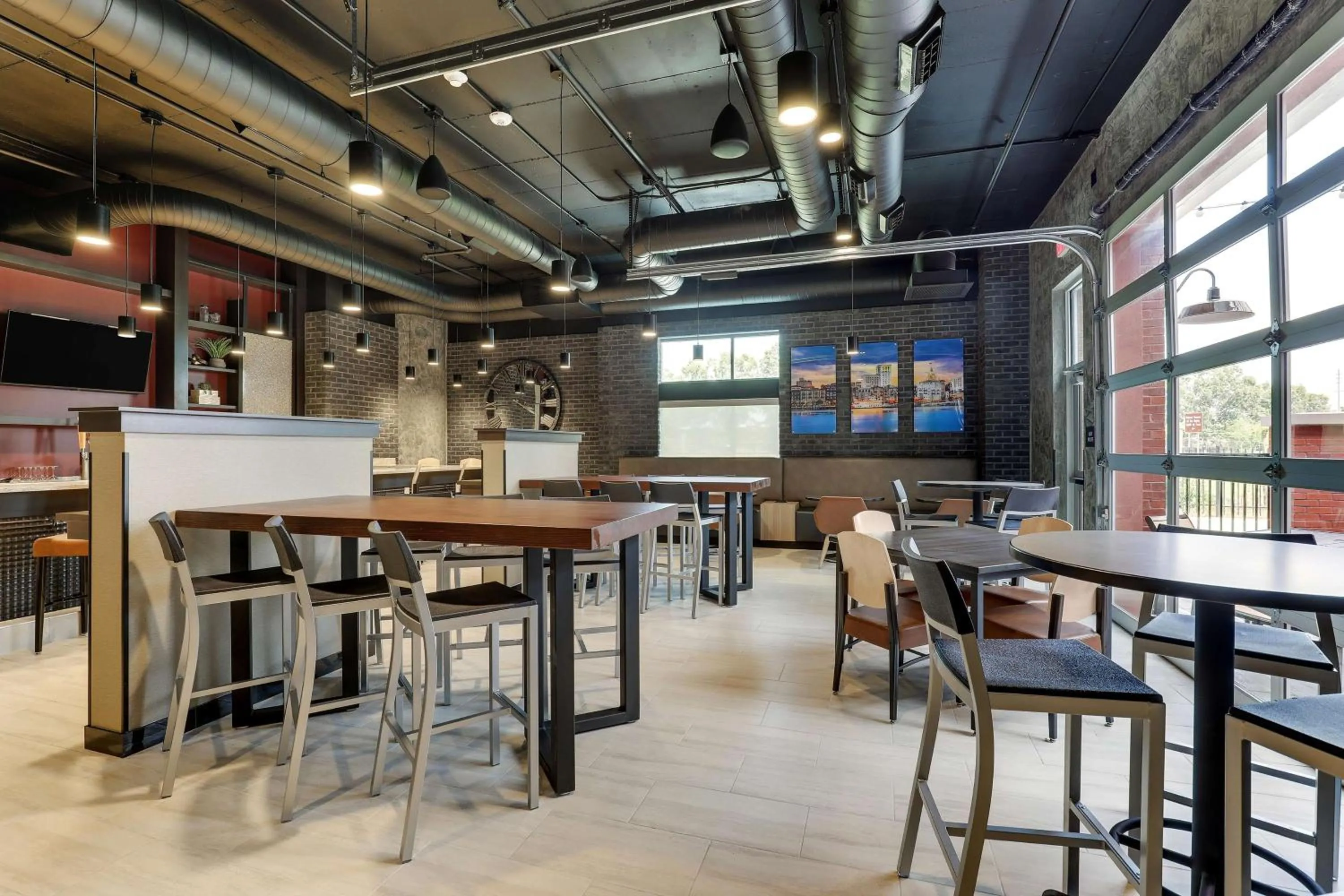 Lounge or bar in Drury Plaza Hotel Savannah Pooler