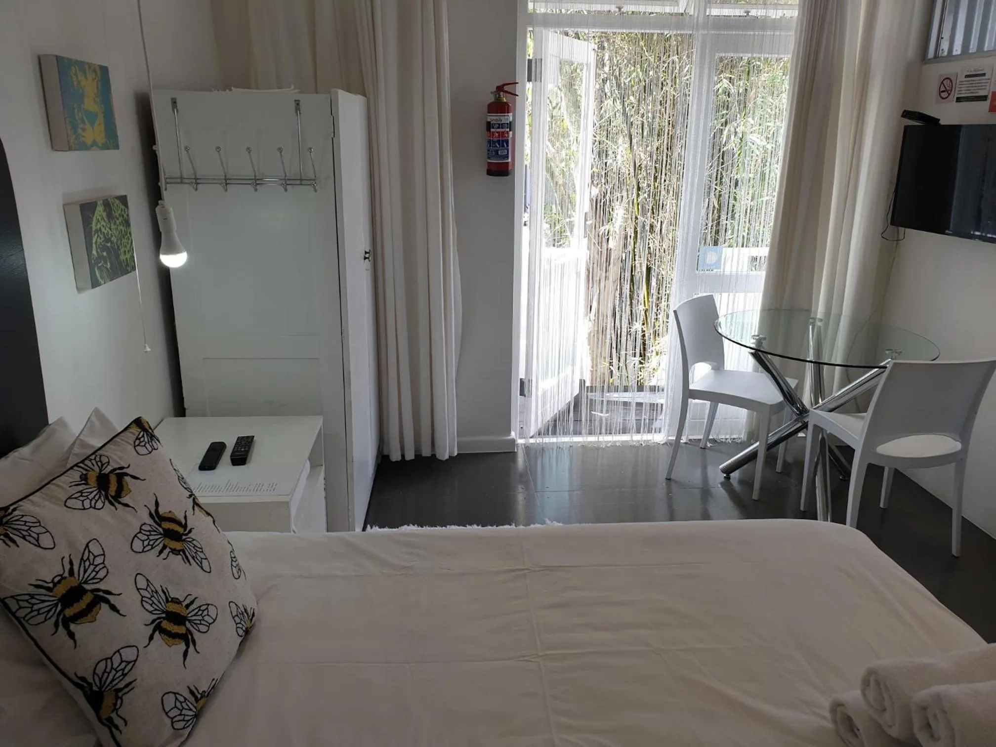 Photo of the whole room, Bed in 4 on Highworth Apartments and Studios