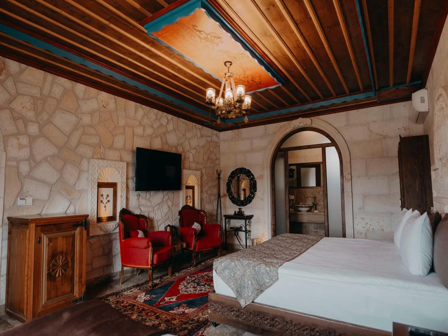 Photo of the whole room, Bed in Hikmet's House