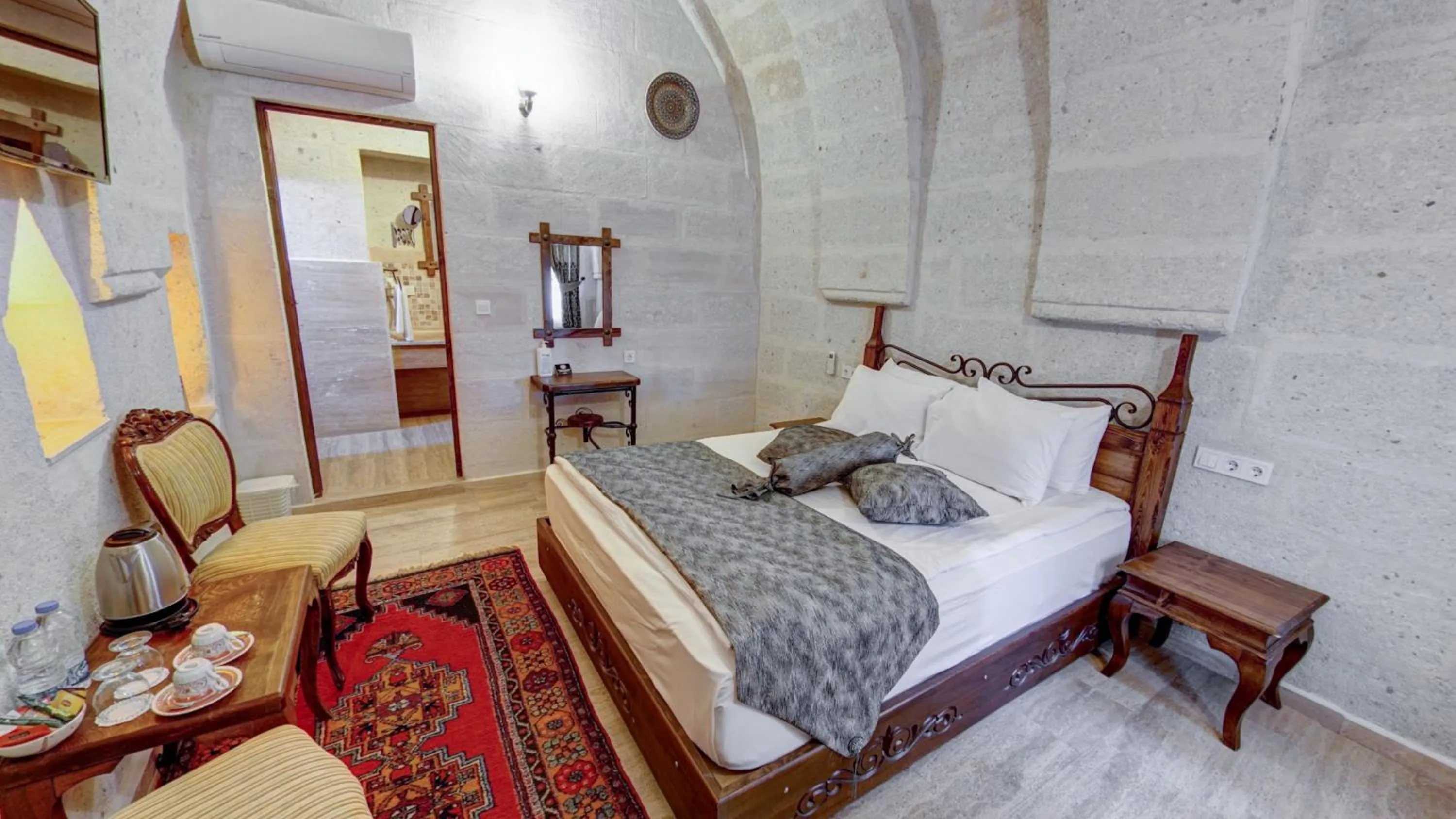 Photo of the whole room, Bed in Hikmet's House