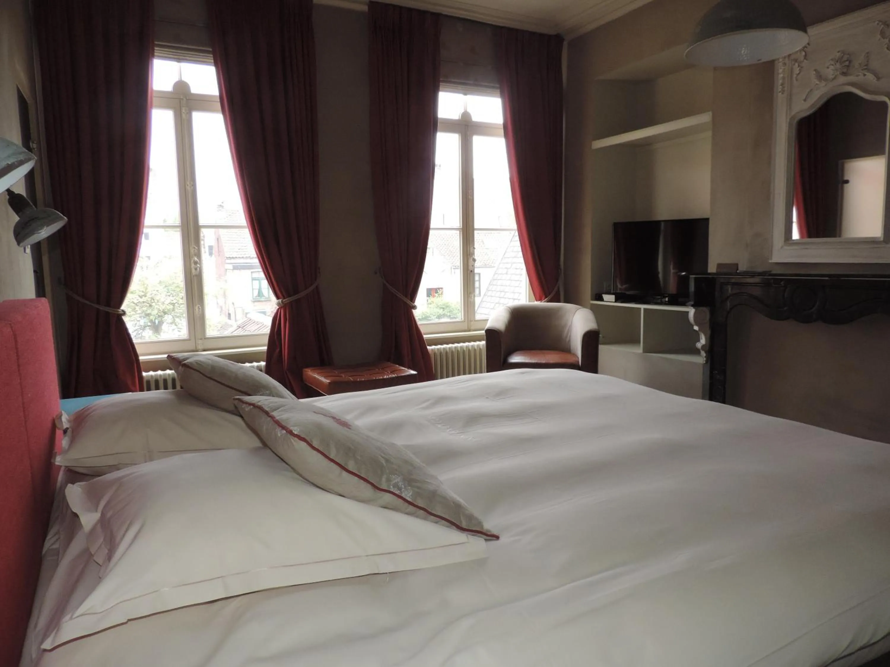Bed in B&B Saint-Sauveur Bruges