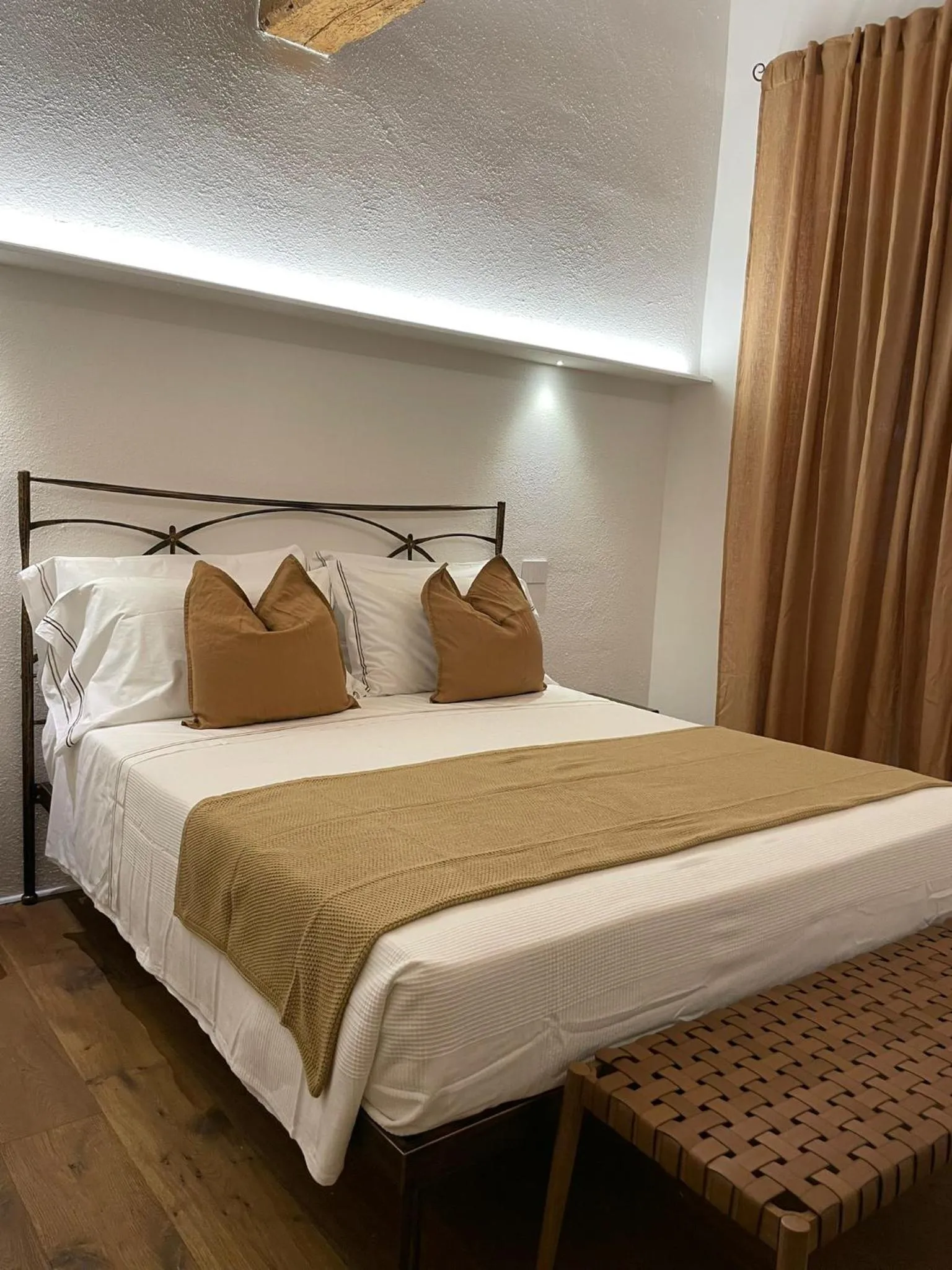 Bedroom, Bed in MontepulcianoLettings