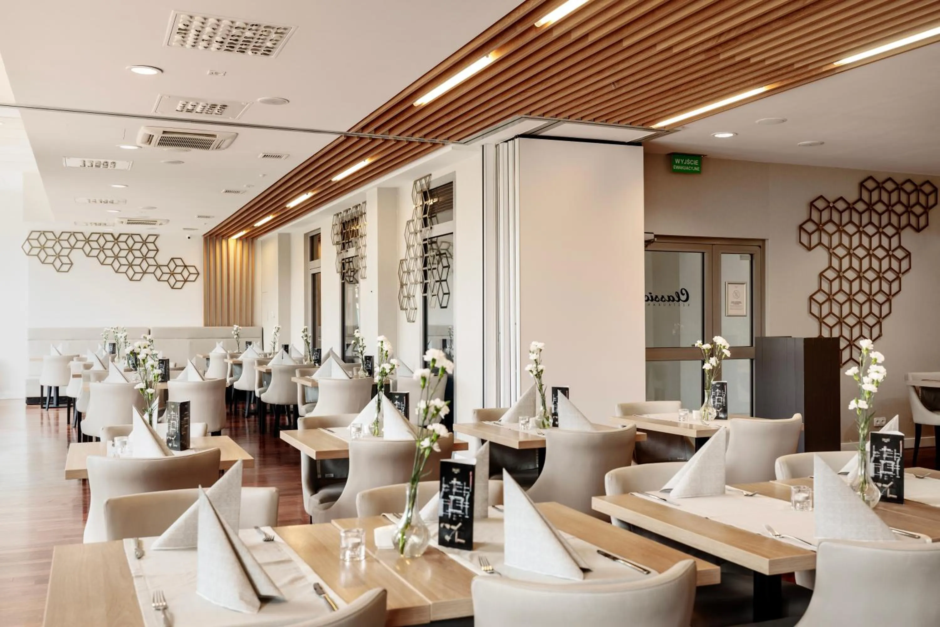 Restaurant/places to eat in Diune Hotel by Zdrojowa