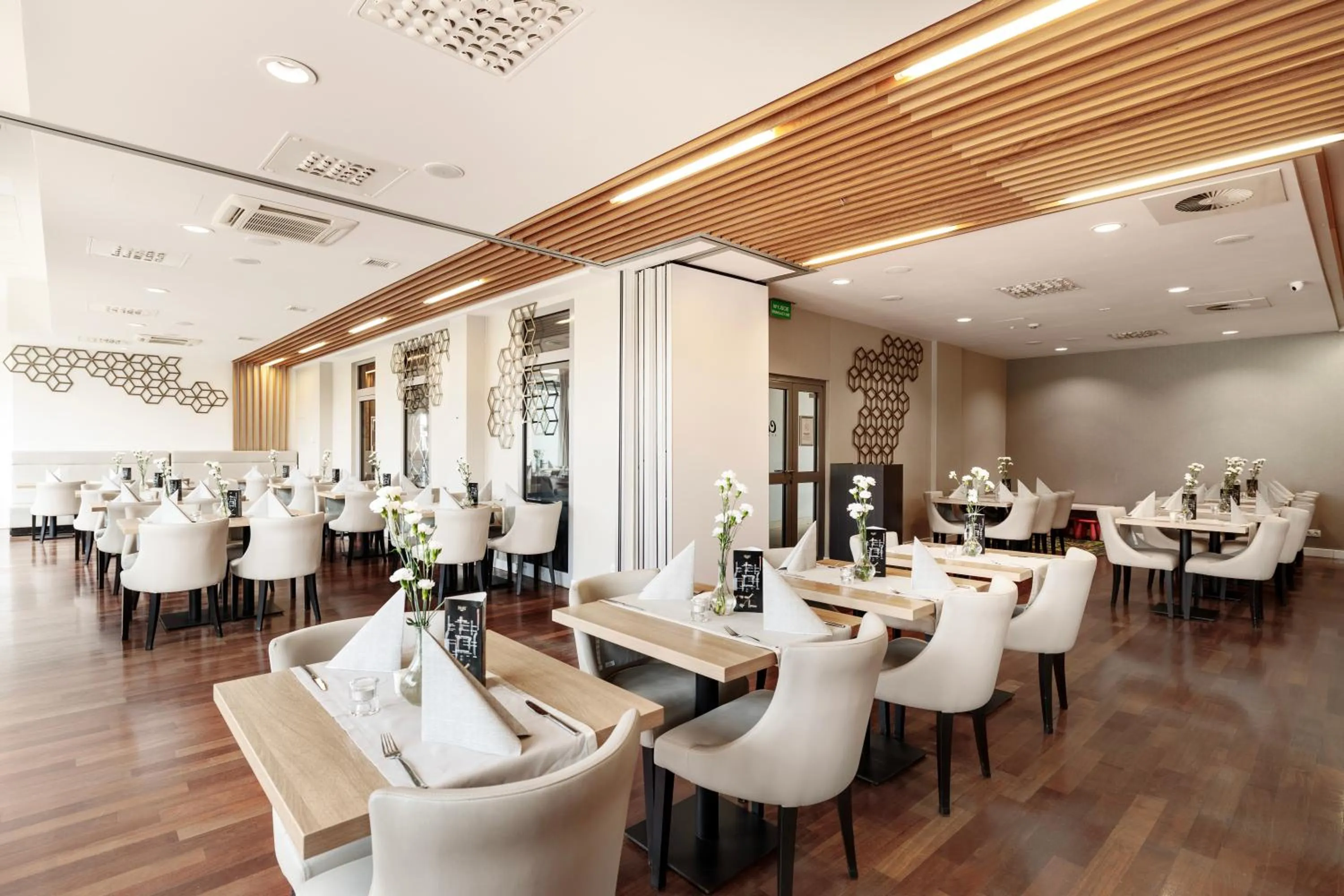 Restaurant/places to eat in Diune Hotel by Zdrojowa