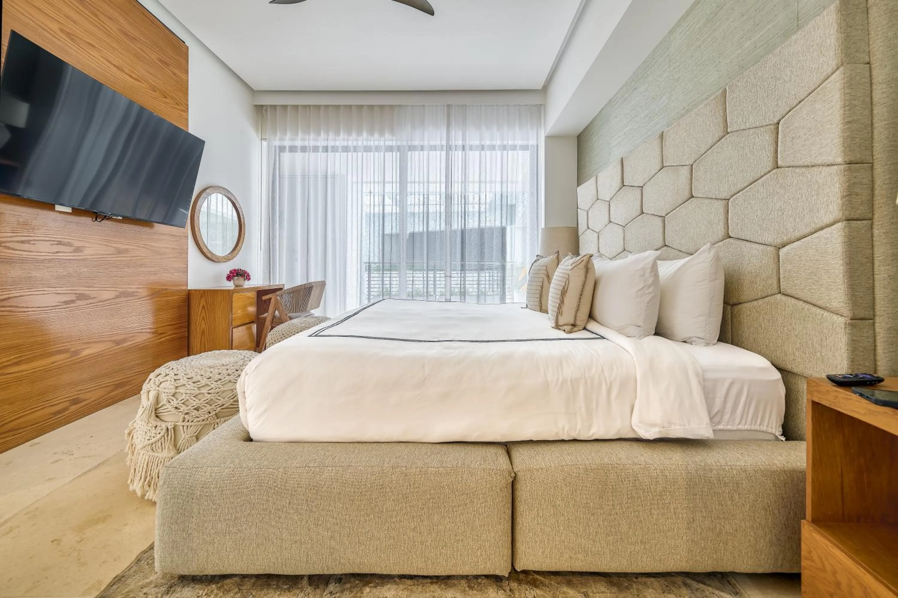 Photo of the whole room, Bed in Maxwell Collection Romantic Zone