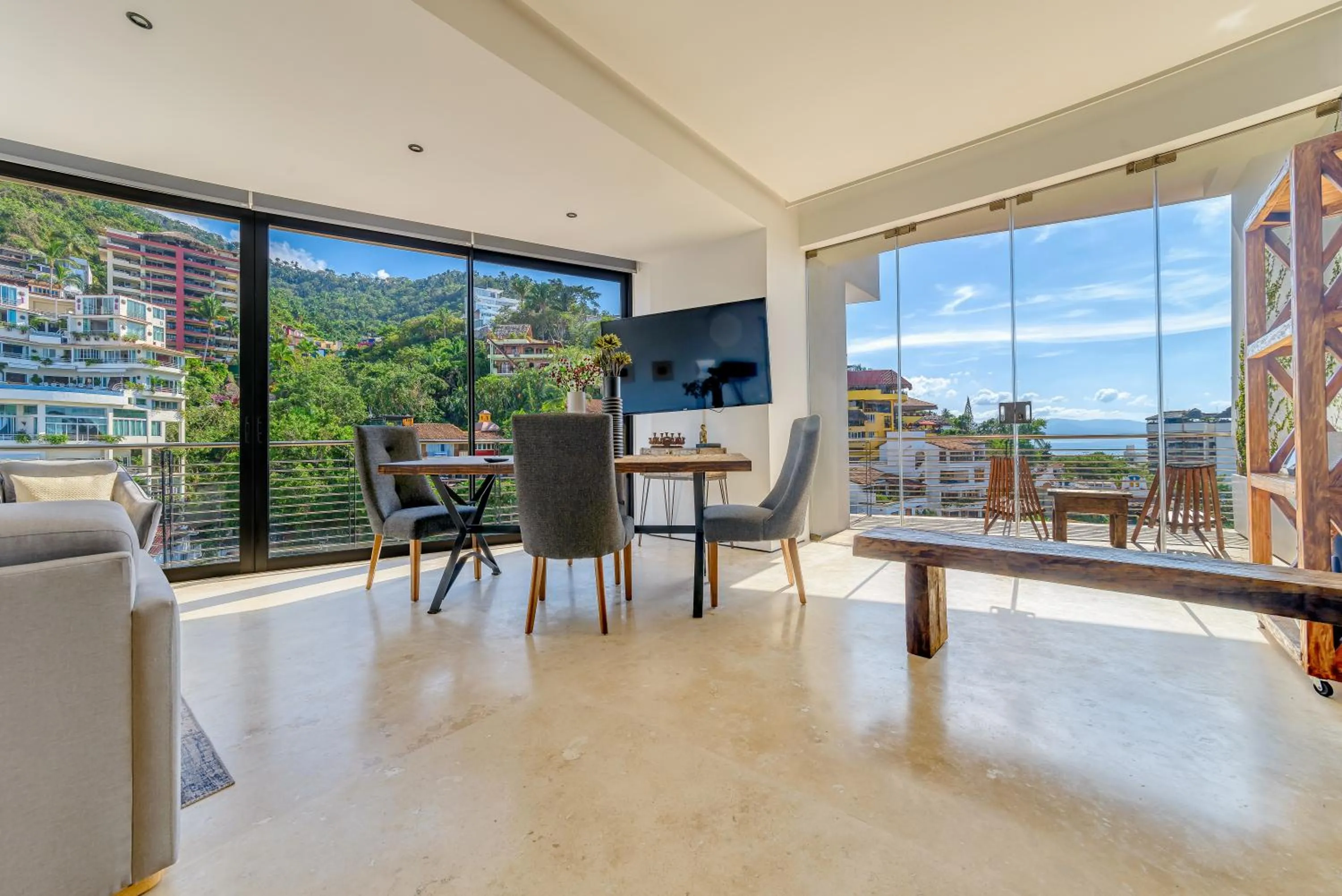 Dining area in Maxwell Collection Romantic Zone