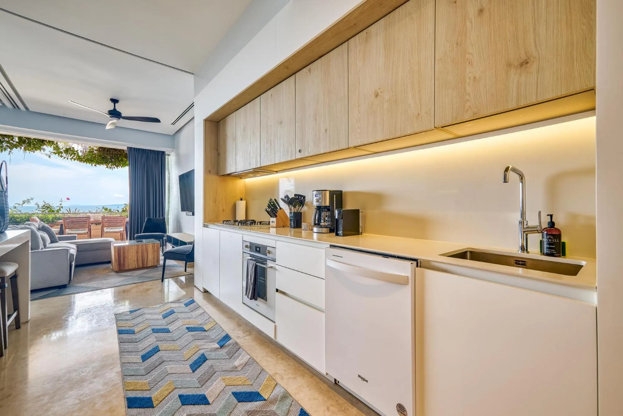 Kitchen or kitchenette in Maxwell Collection Romantic Zone