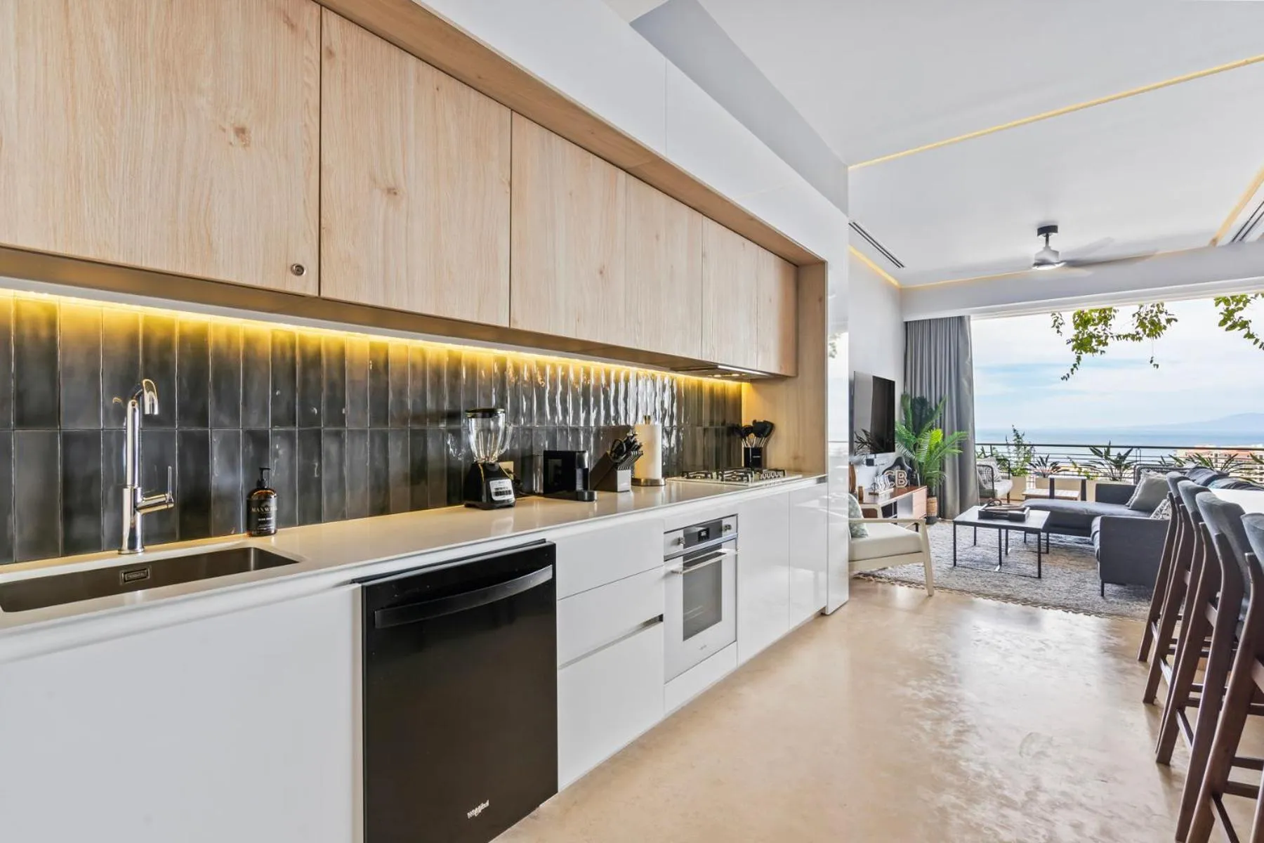 Kitchen or kitchenette in Maxwell Collection Romantic Zone