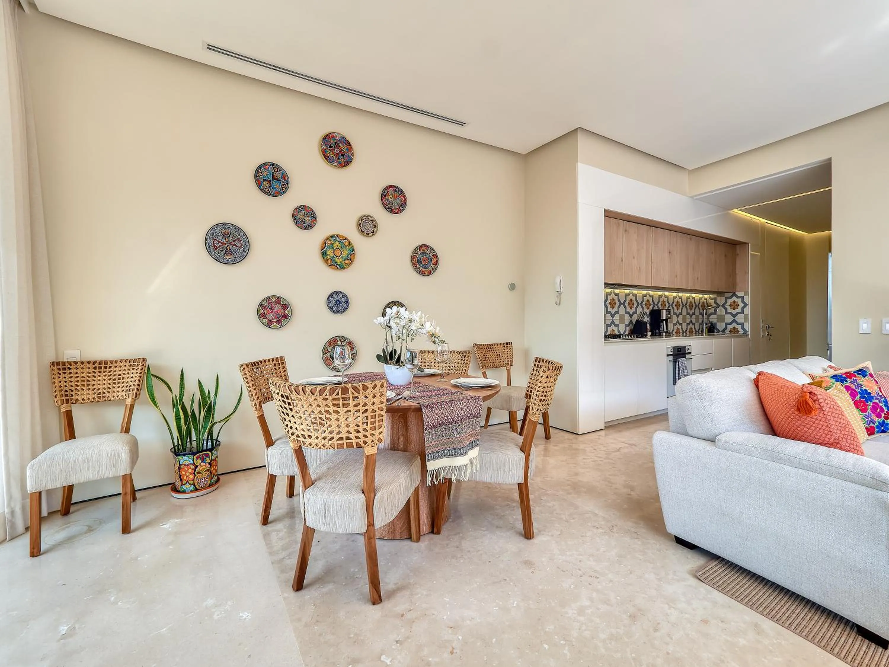 Dining area in Maxwell Collection Romantic Zone