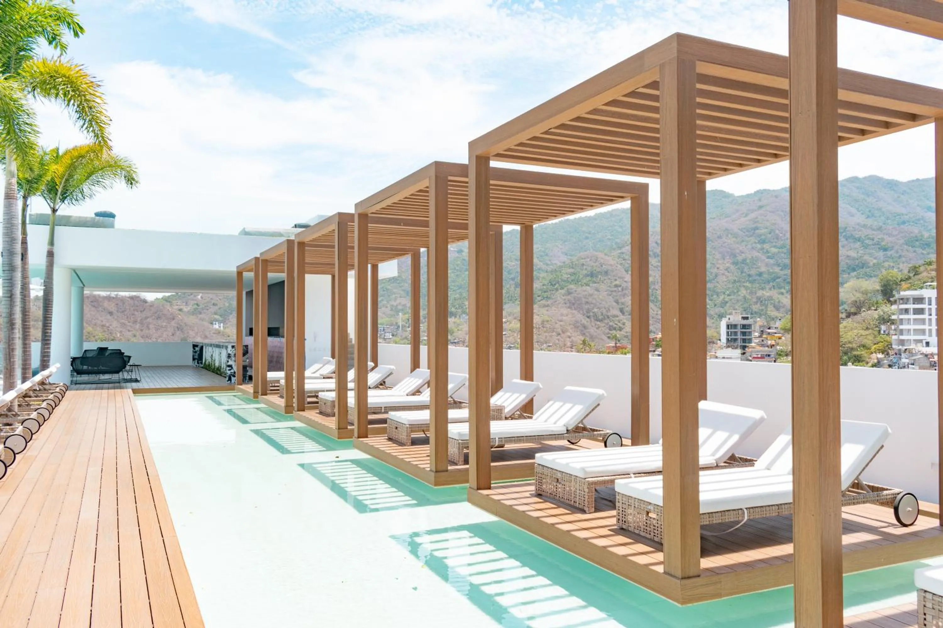 Swimming pool in Maxwell Collection Romantic Zone