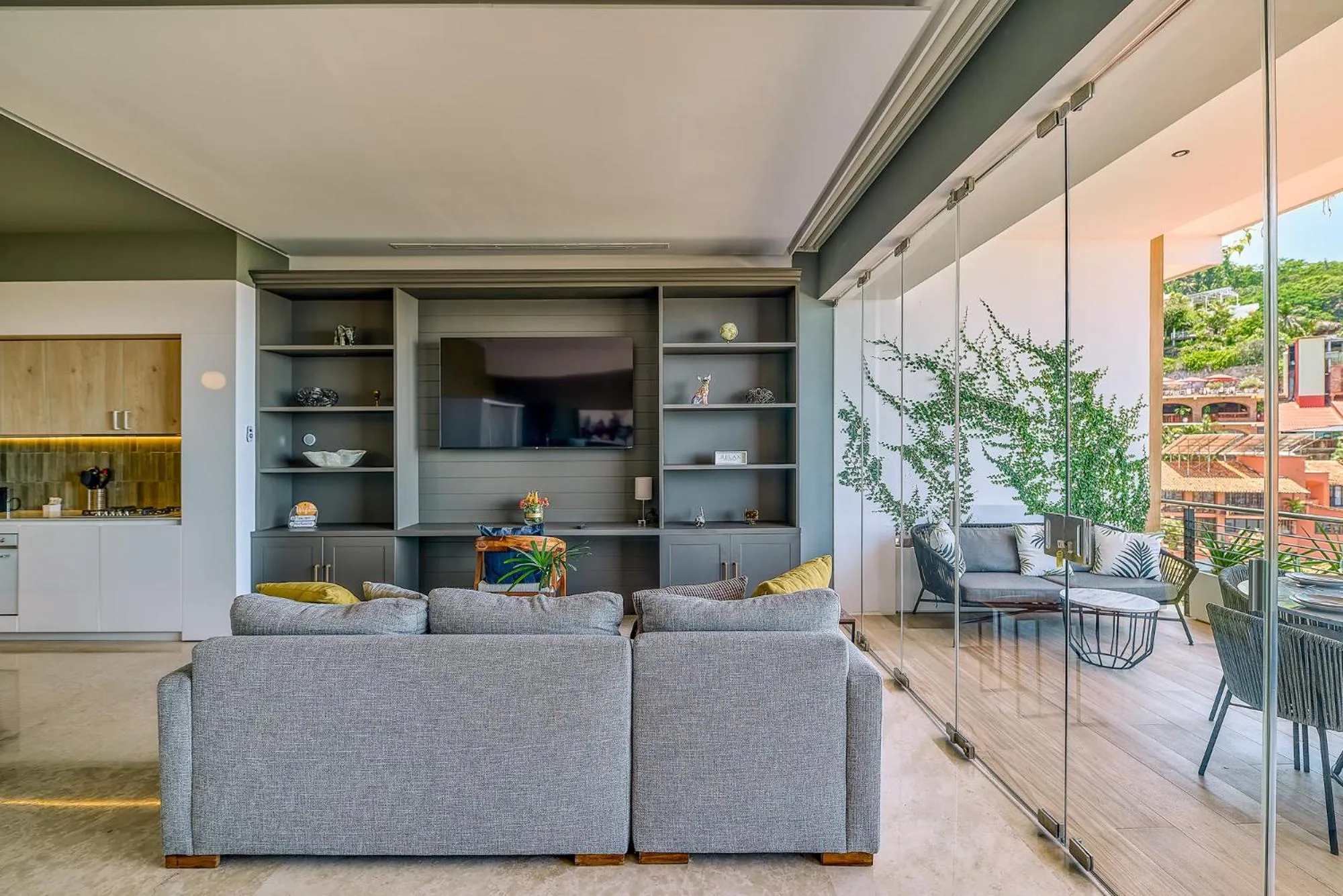 TV and multimedia in Maxwell Collection Romantic Zone