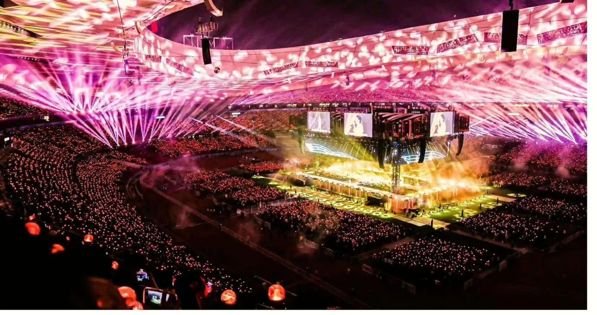 Evening entertainment in Nostalgia S Hotel Beijing National Convention Center