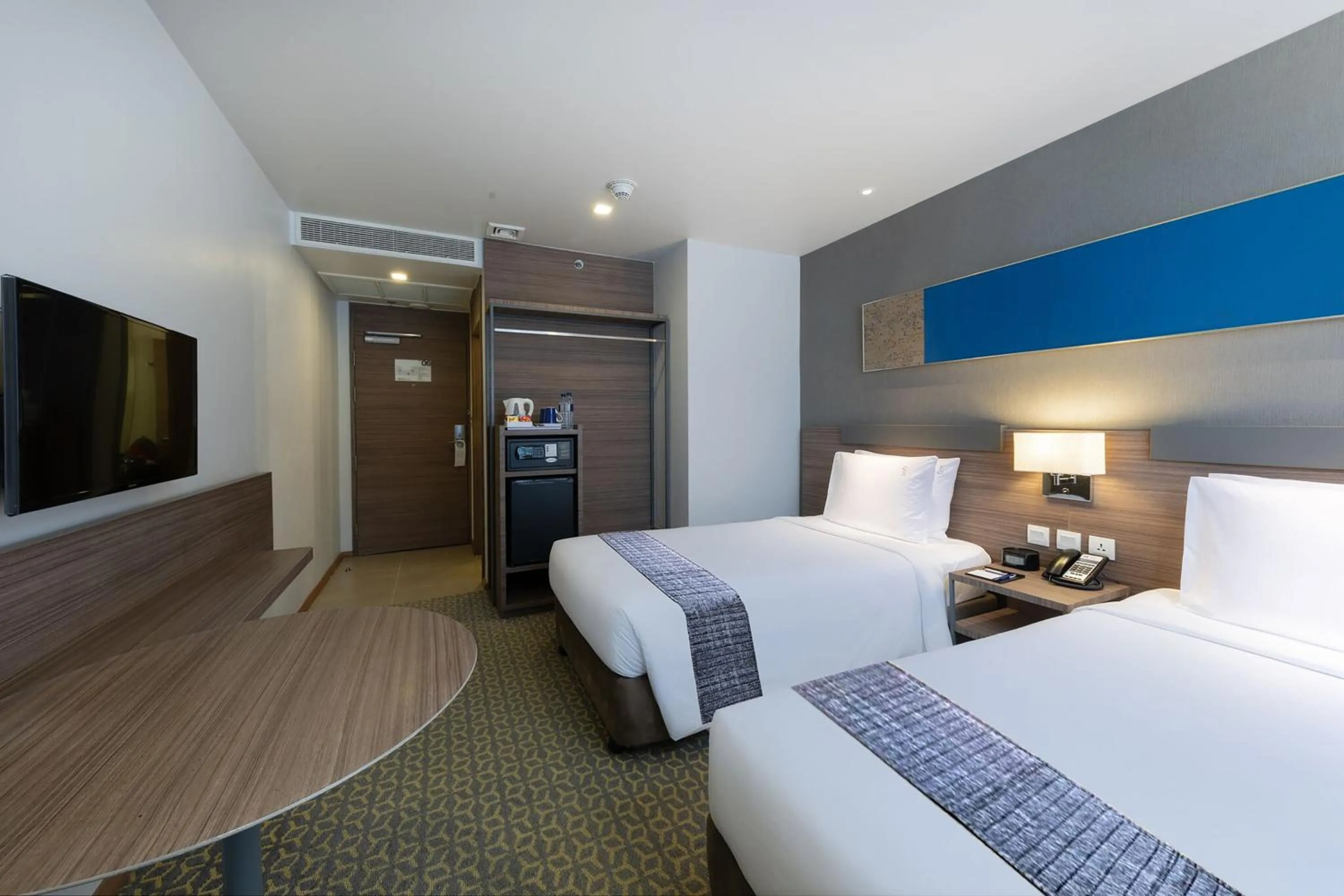 Photo of the whole room, Bed in Holiday Inn Express Bangkok Sathorn by IHG