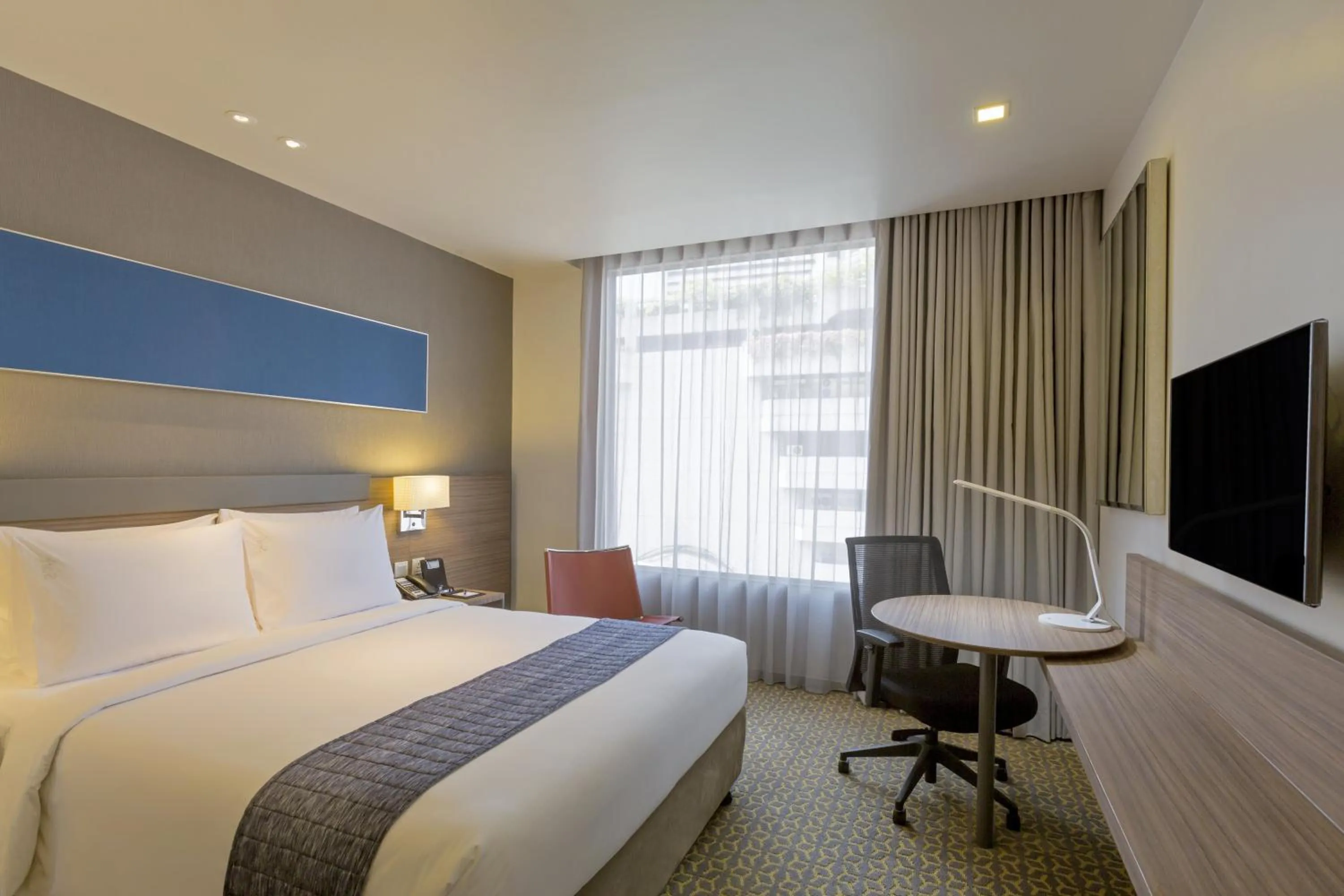 Photo of the whole room, Bed in Holiday Inn Express Bangkok Sathorn by IHG