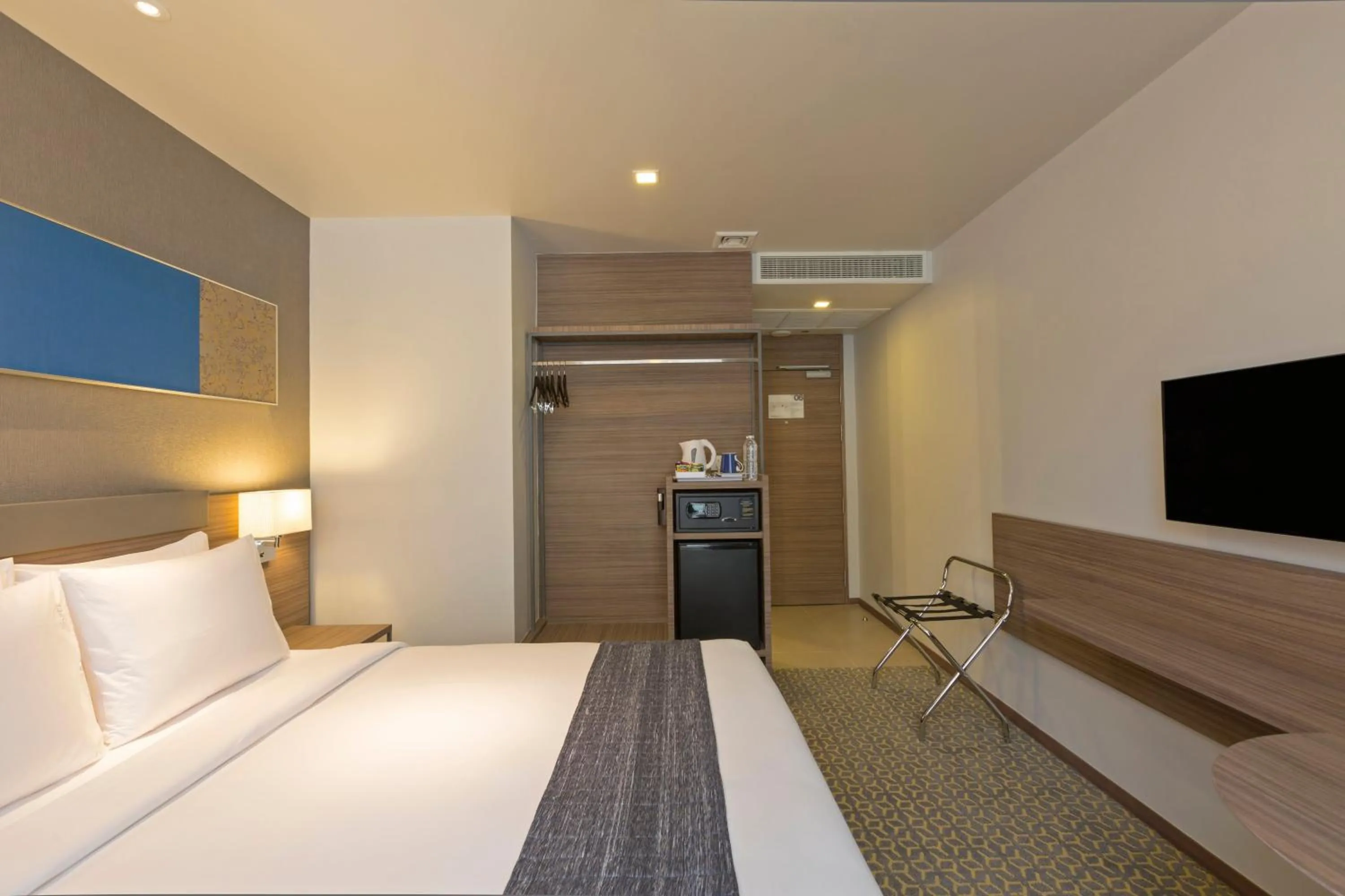 Photo of the whole room, Bed in Holiday Inn Express Bangkok Sathorn by IHG