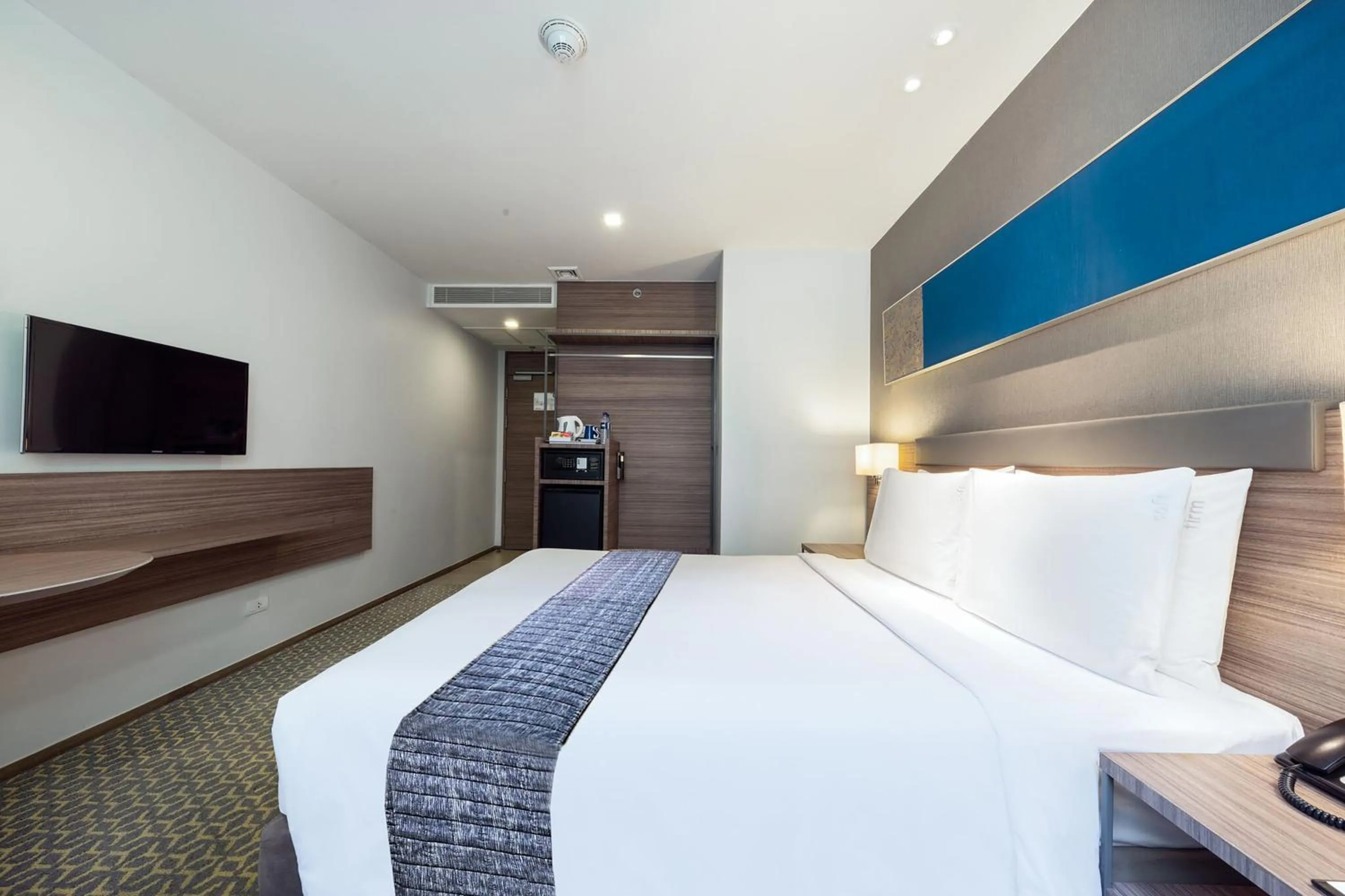 Photo of the whole room, Bed in Holiday Inn Express Bangkok Sathorn by IHG