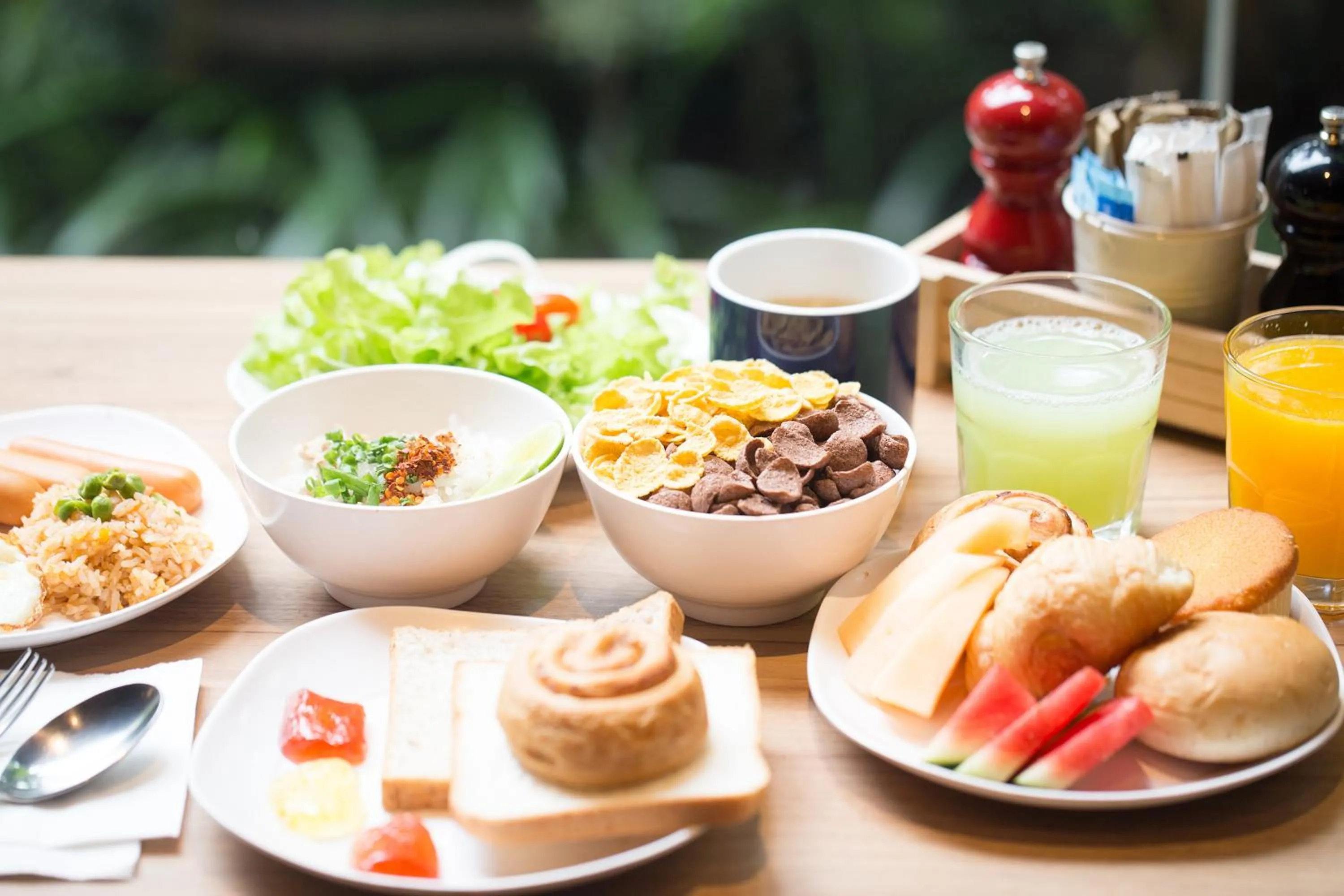 Restaurant/places to eat in Holiday Inn Express Bangkok Sathorn by IHG