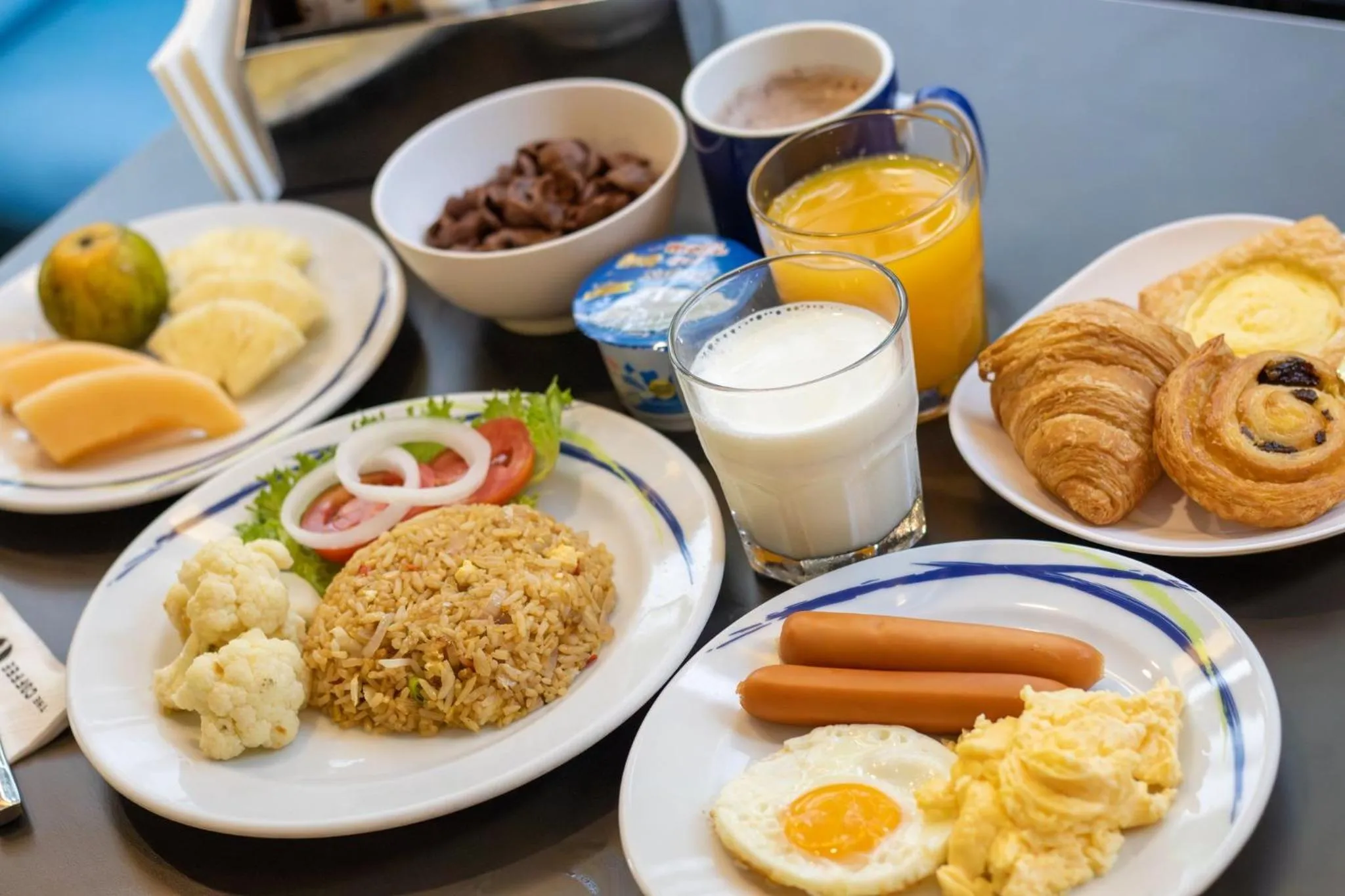 Restaurant/places to eat in Holiday Inn Express Bangkok Sathorn by IHG