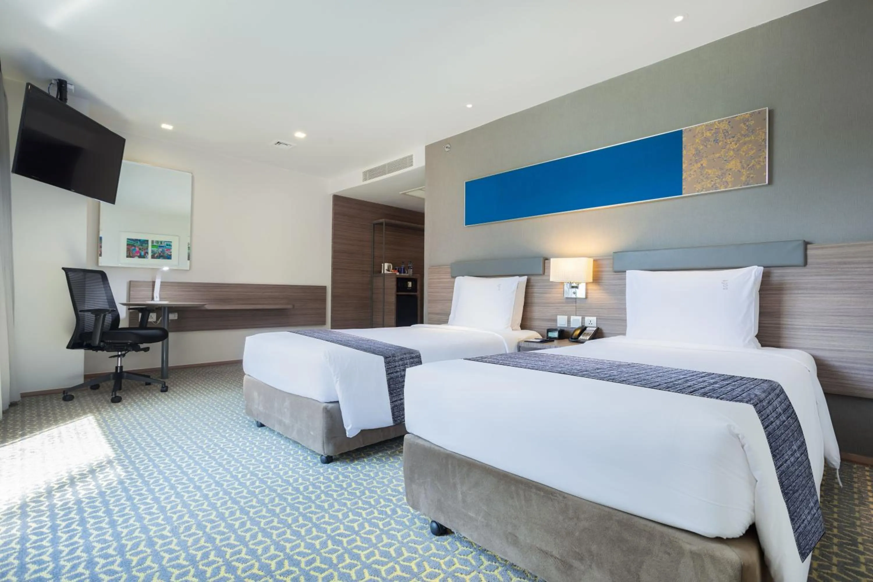 Photo of the whole room, Bed in Holiday Inn Express Bangkok Sathorn by IHG
