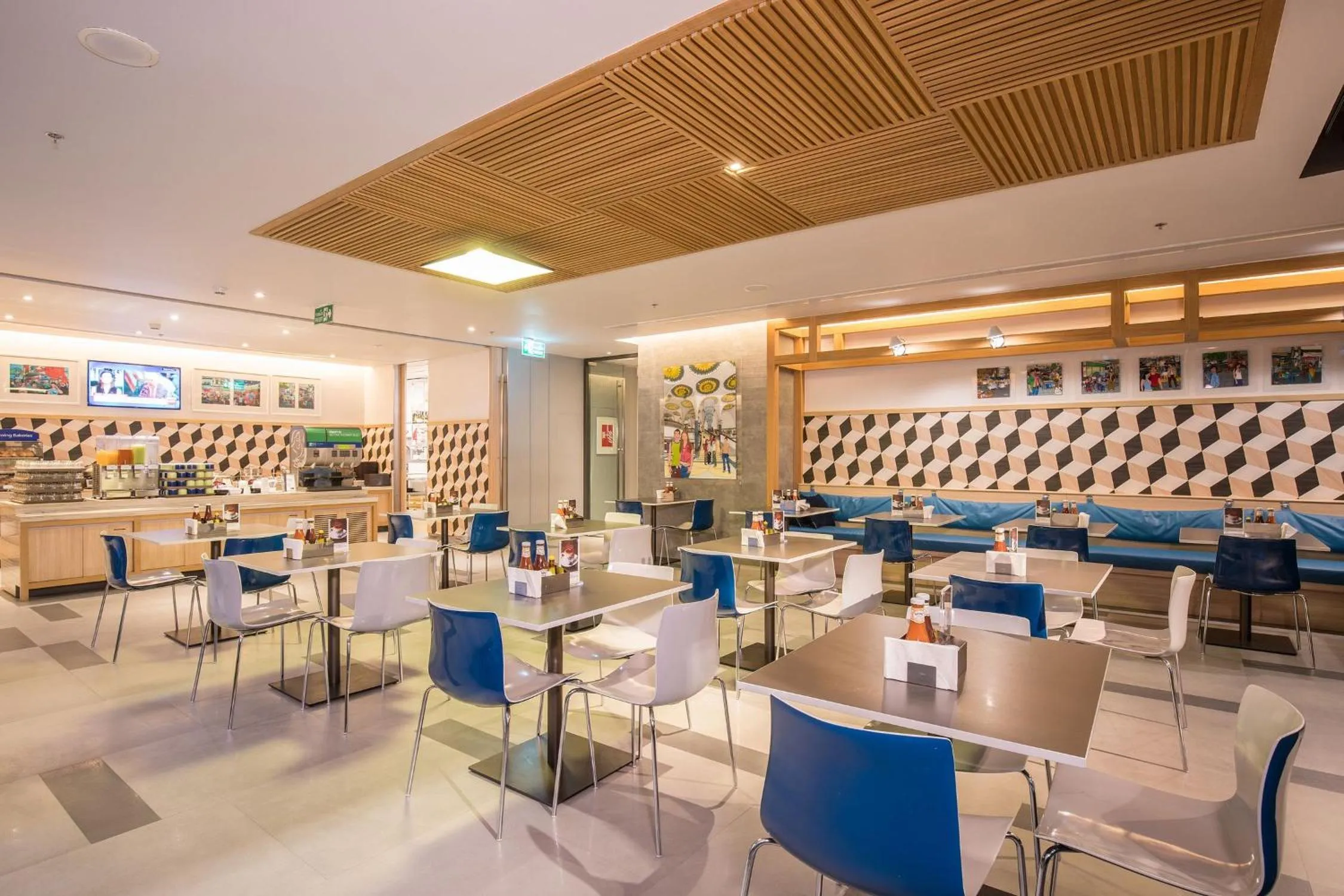 Restaurant/places to eat in Holiday Inn Express Bangkok Sathorn by IHG