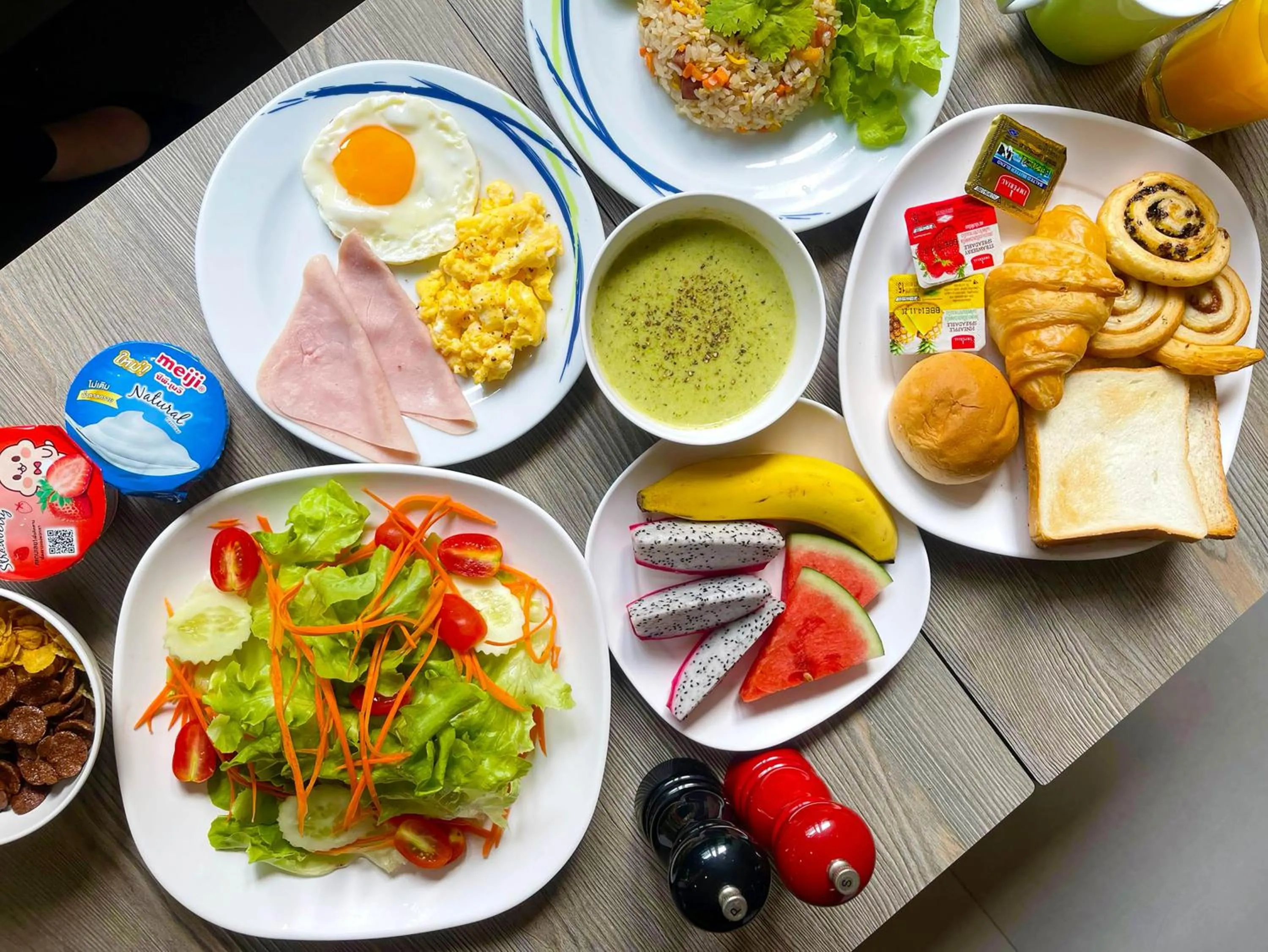 Restaurant/places to eat in Holiday Inn Express Bangkok Sathorn by IHG